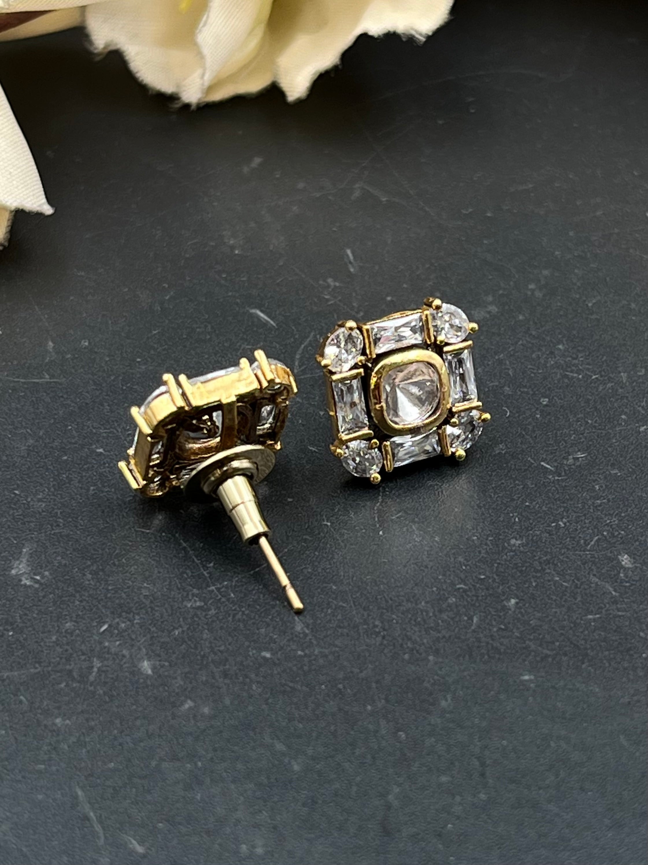 RIYA EARRING