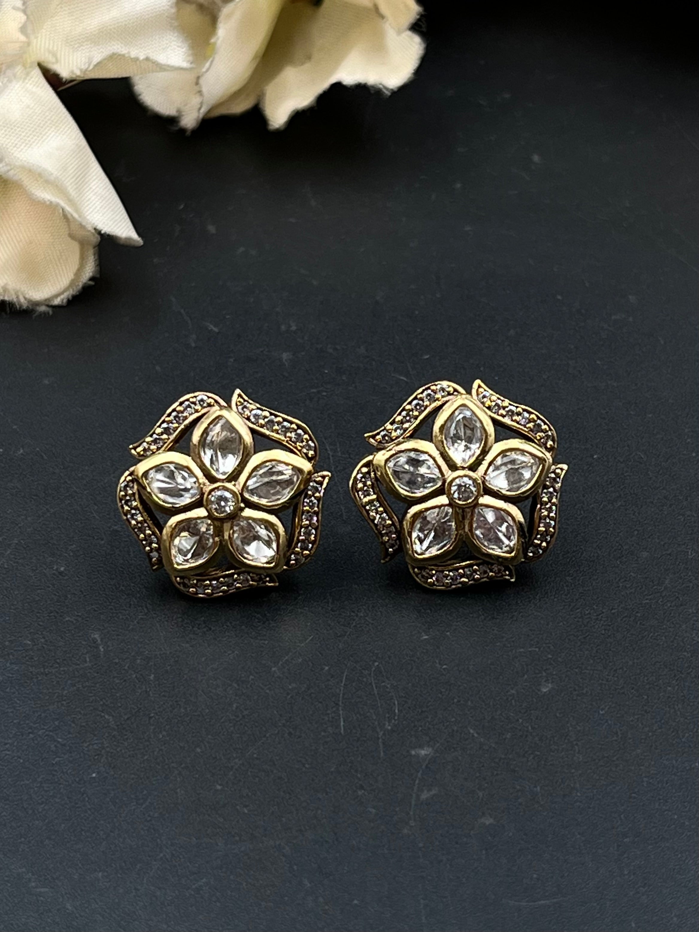 JIYA EARRING