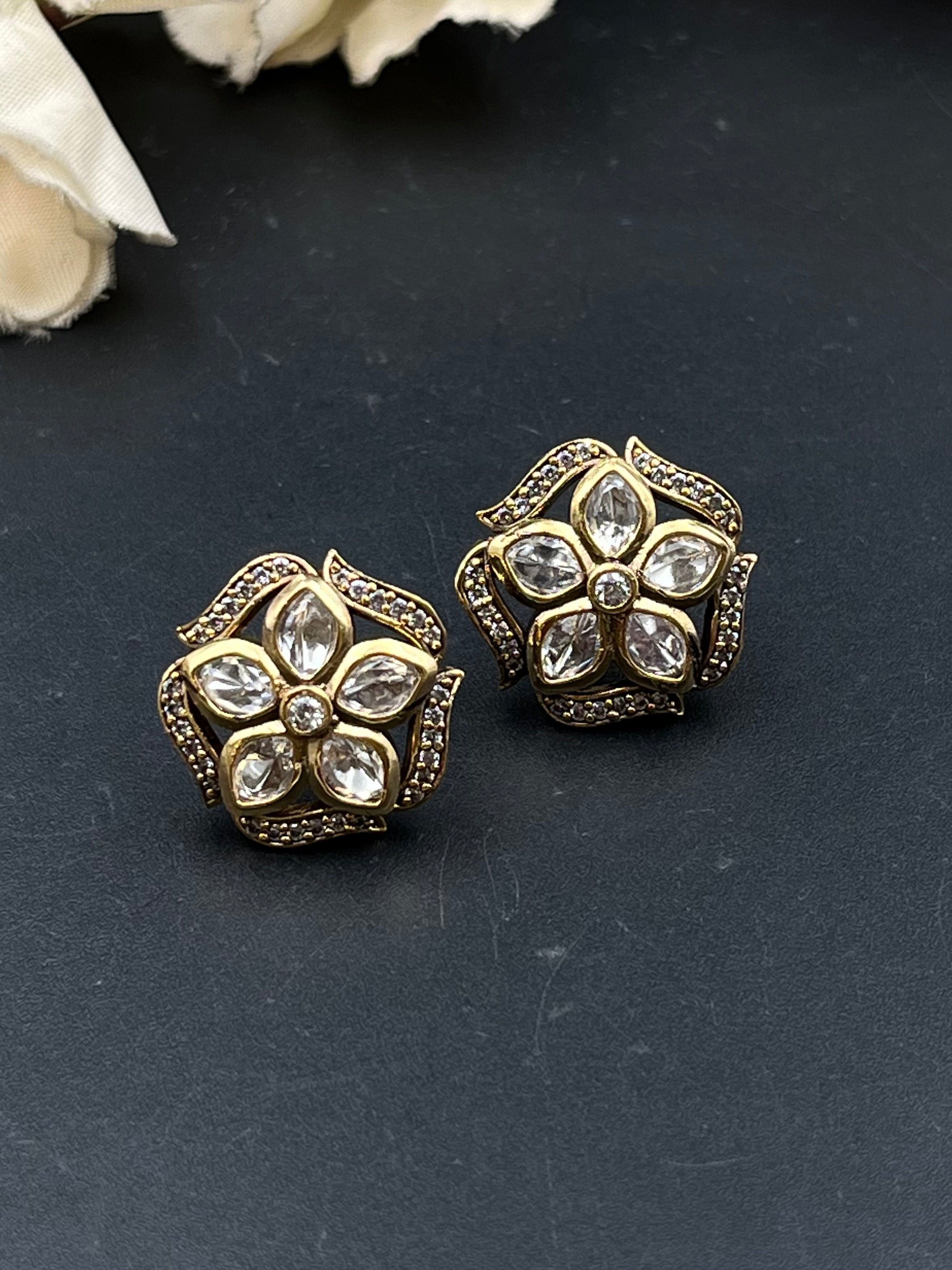 JIYA EARRING