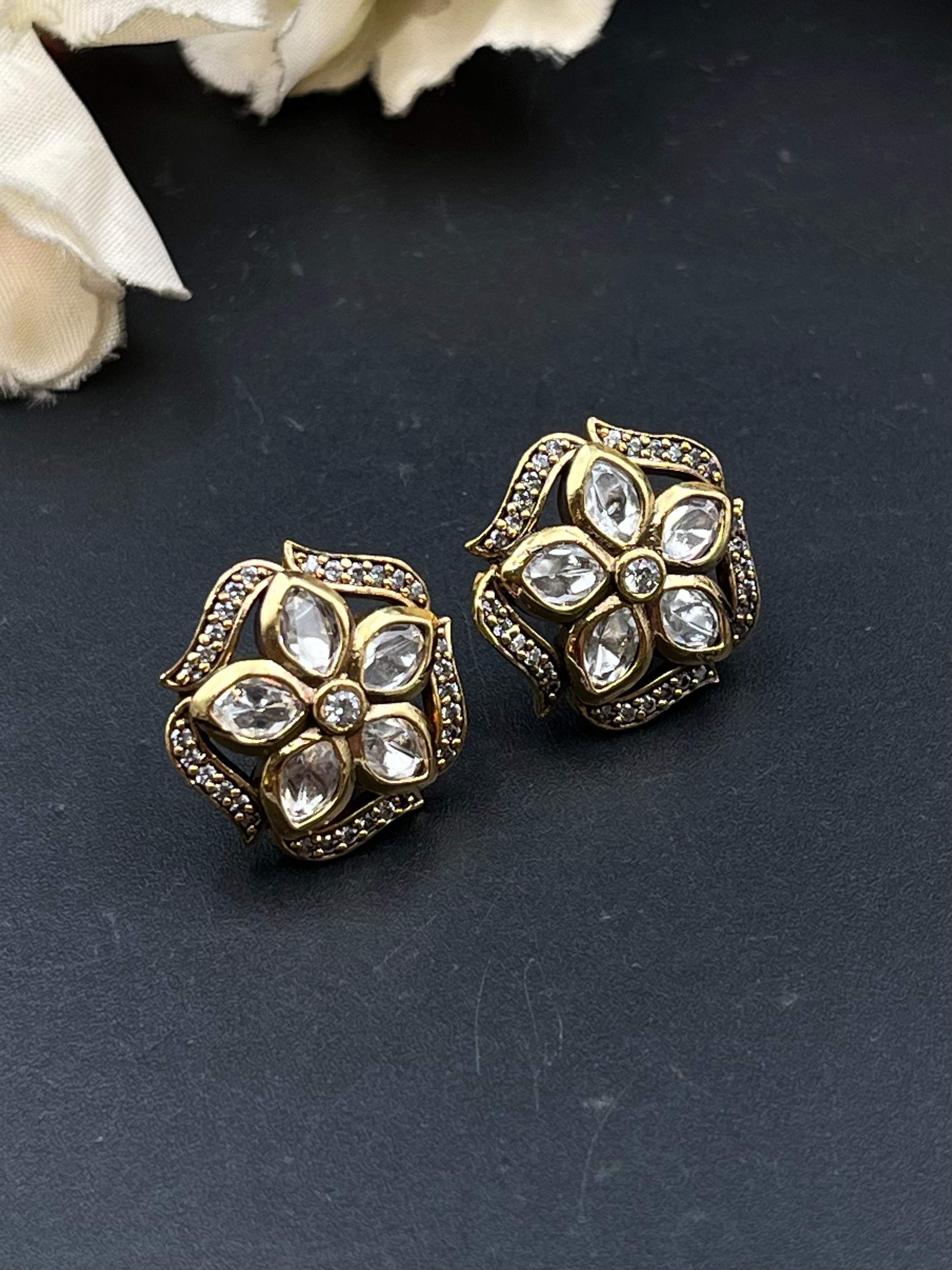 JIYA EARRING
