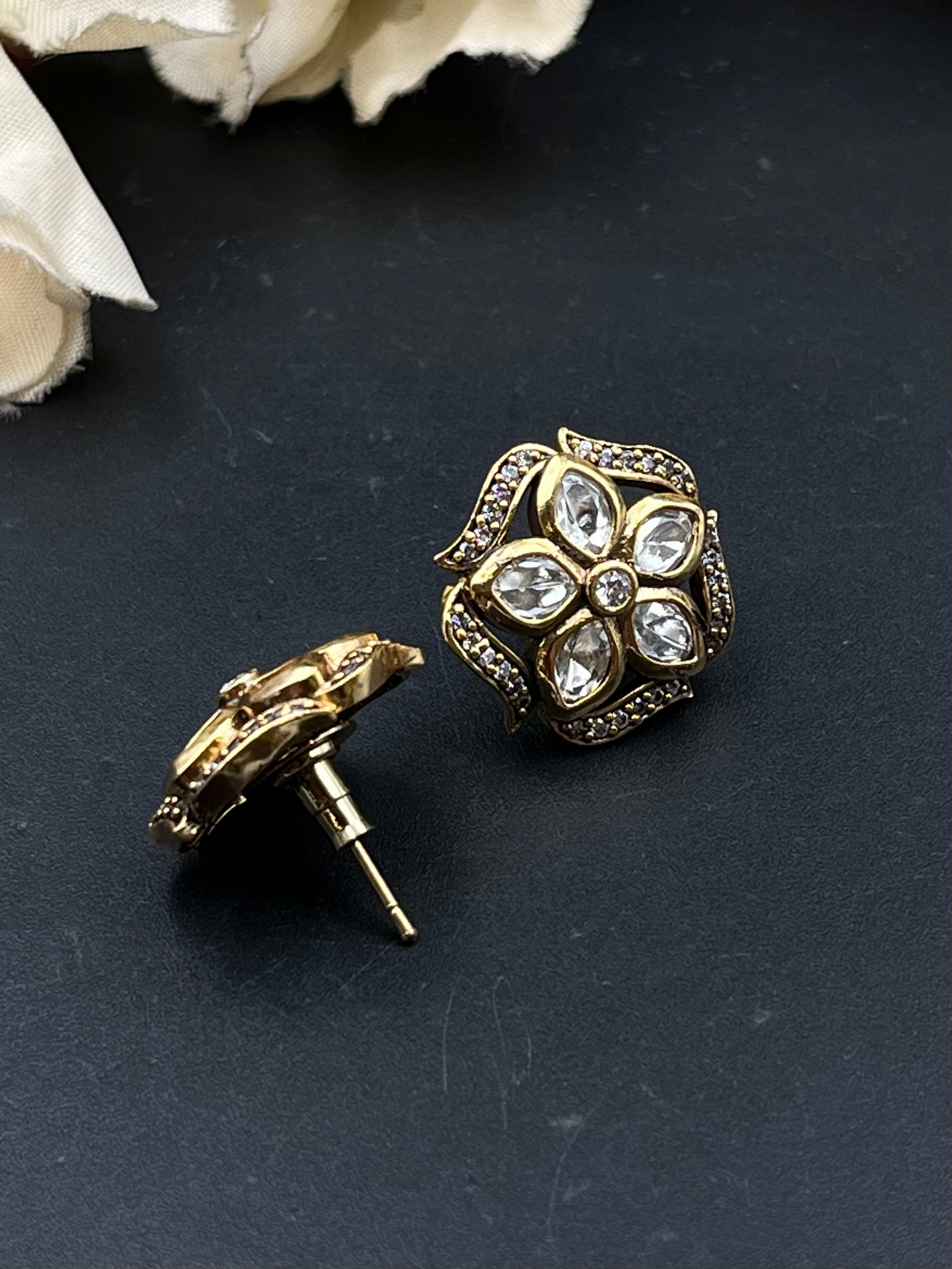 JIYA EARRING