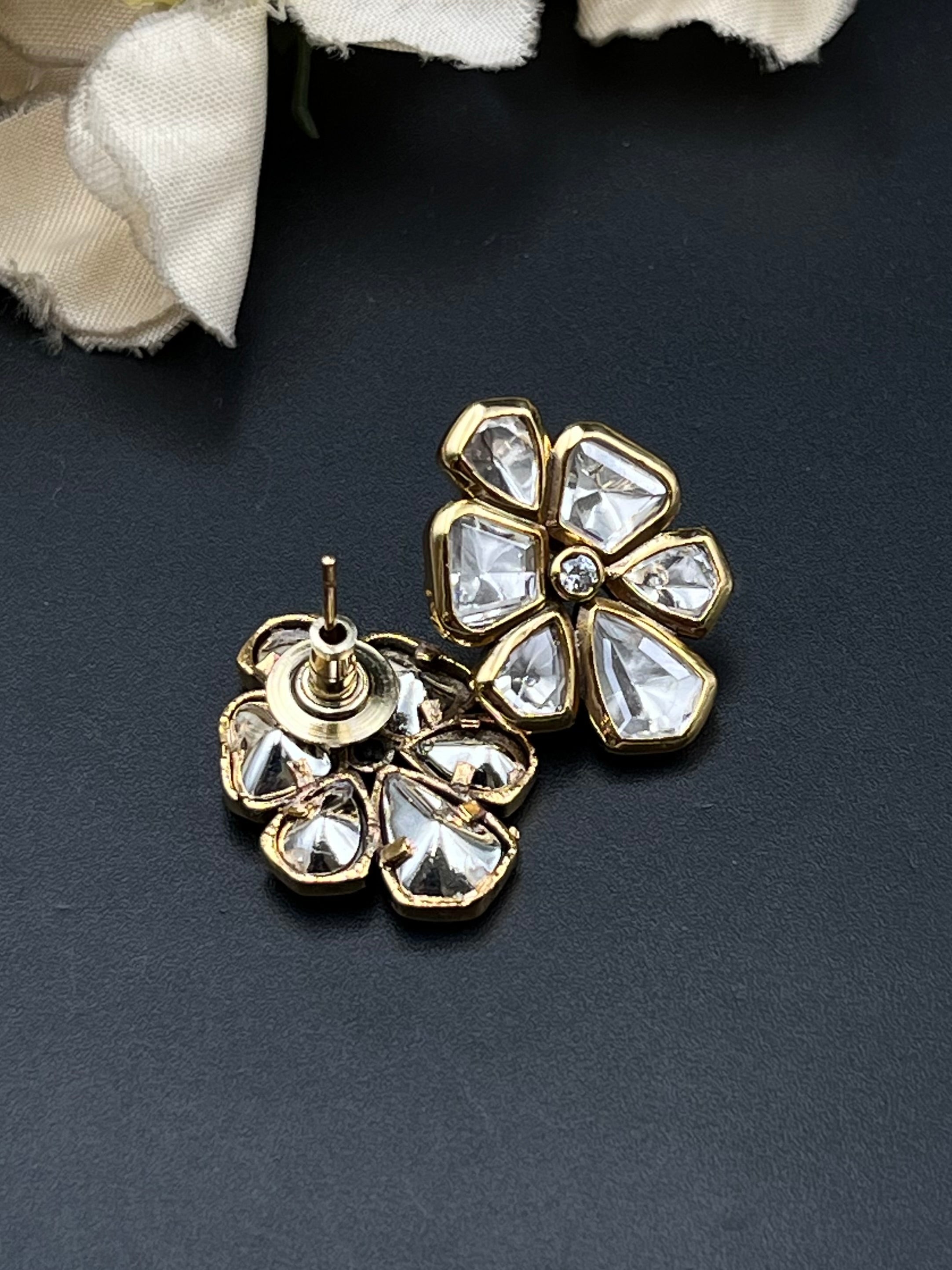 KIYA EARRING