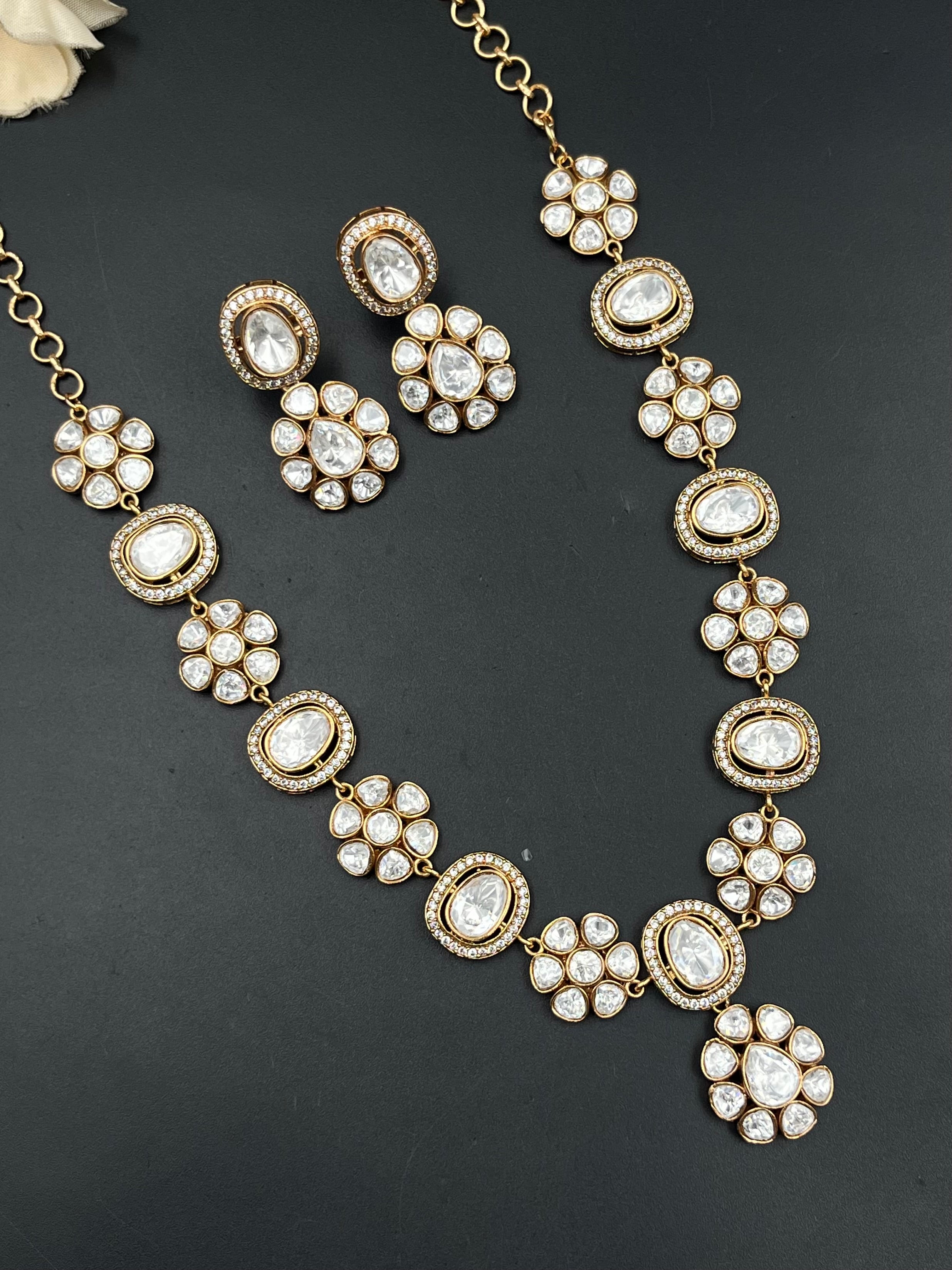 SIYA NECKLACE