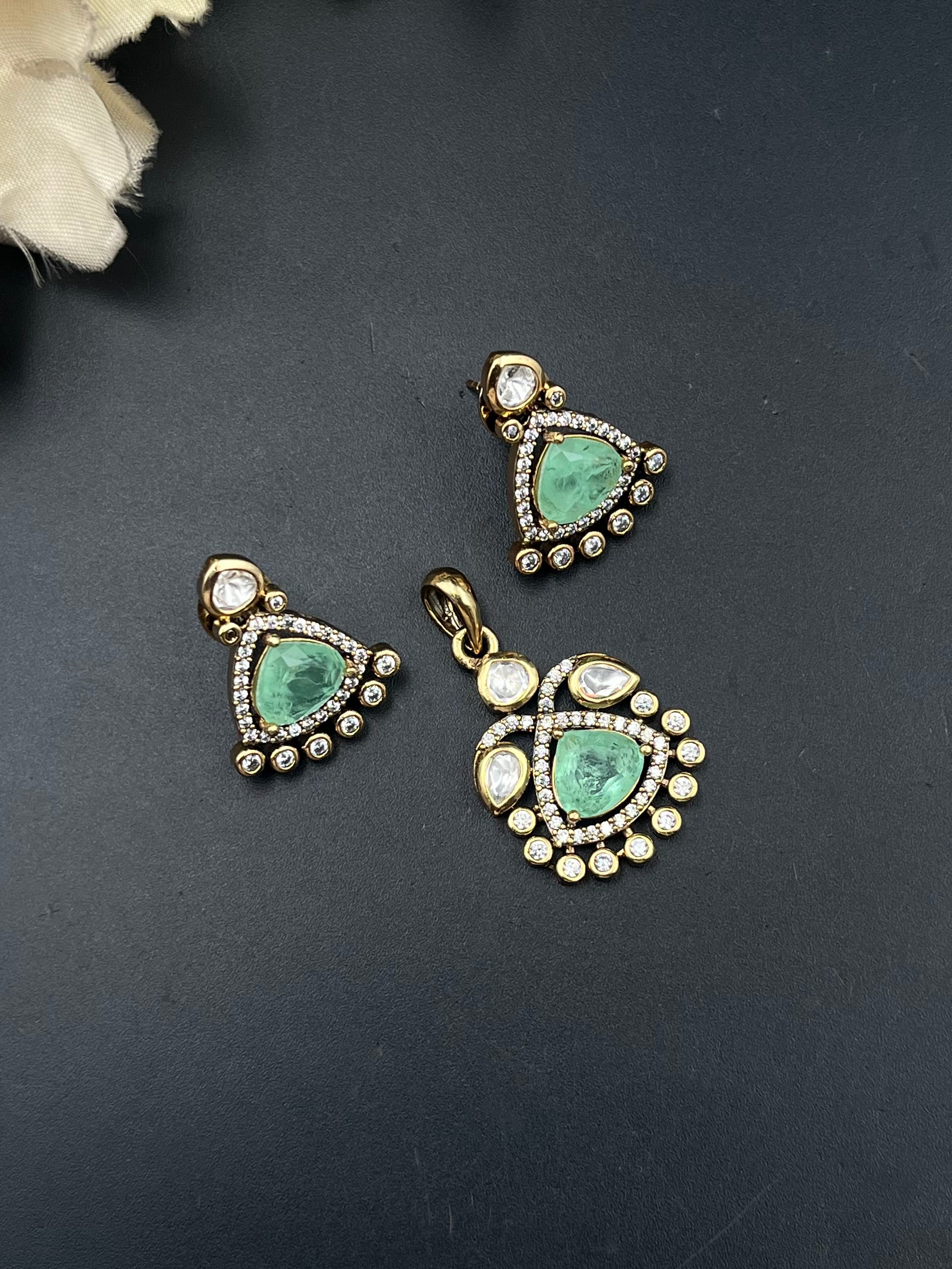 NIYA PENDANT