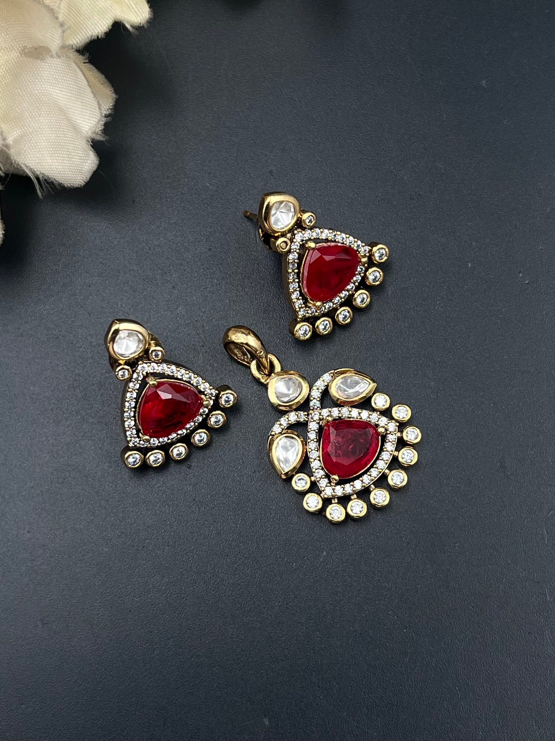 NIYA PENDANT