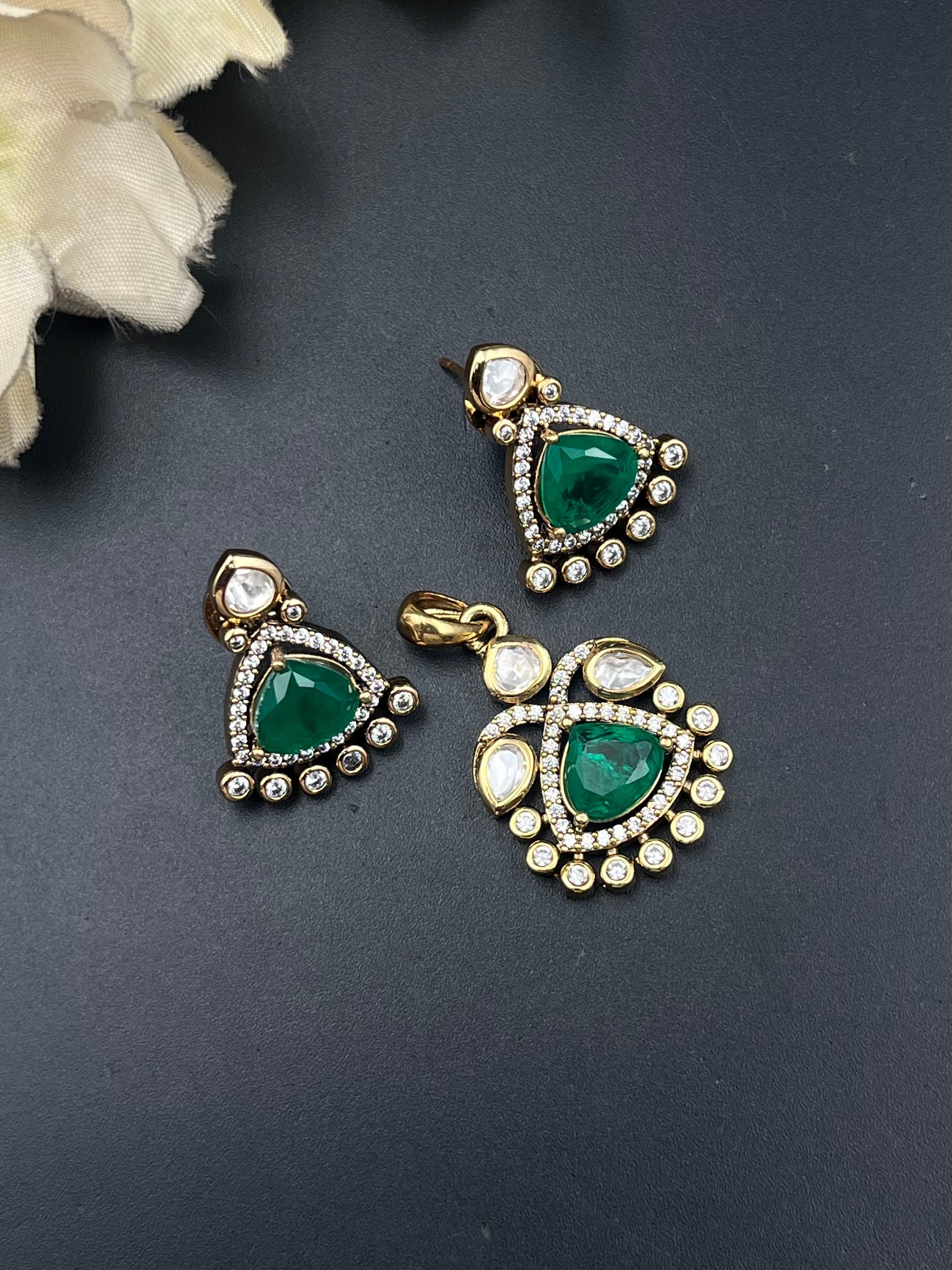 NIYA PENDANT