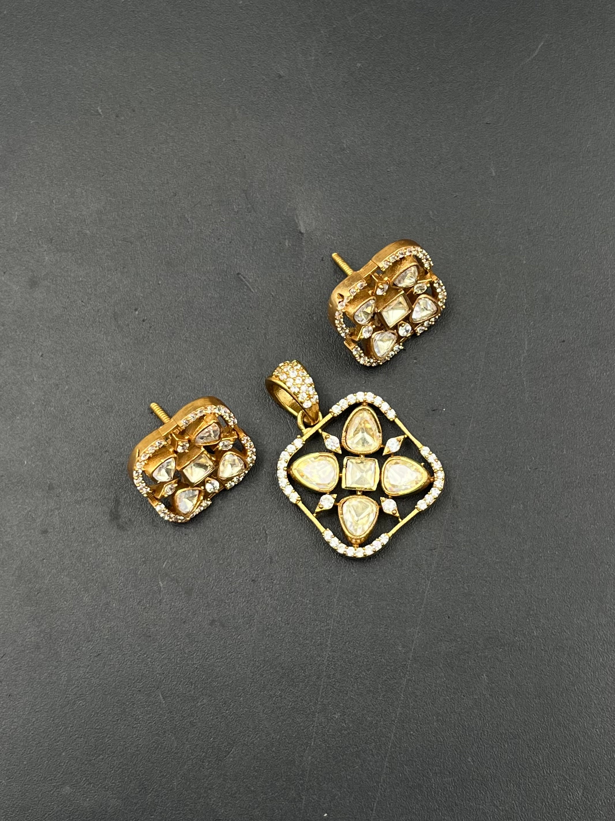 KIYA PENDANT