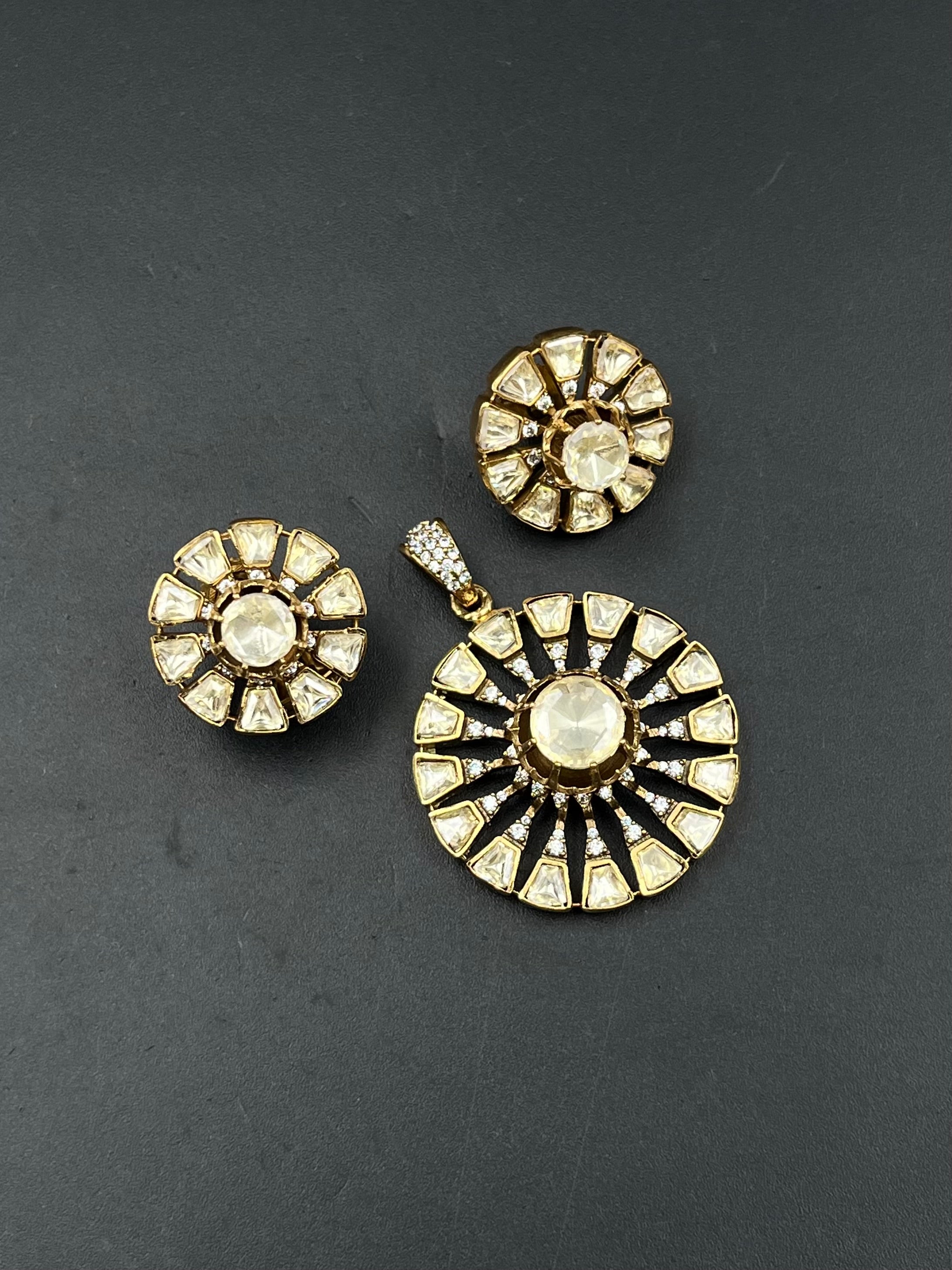 NIYA PENDANT