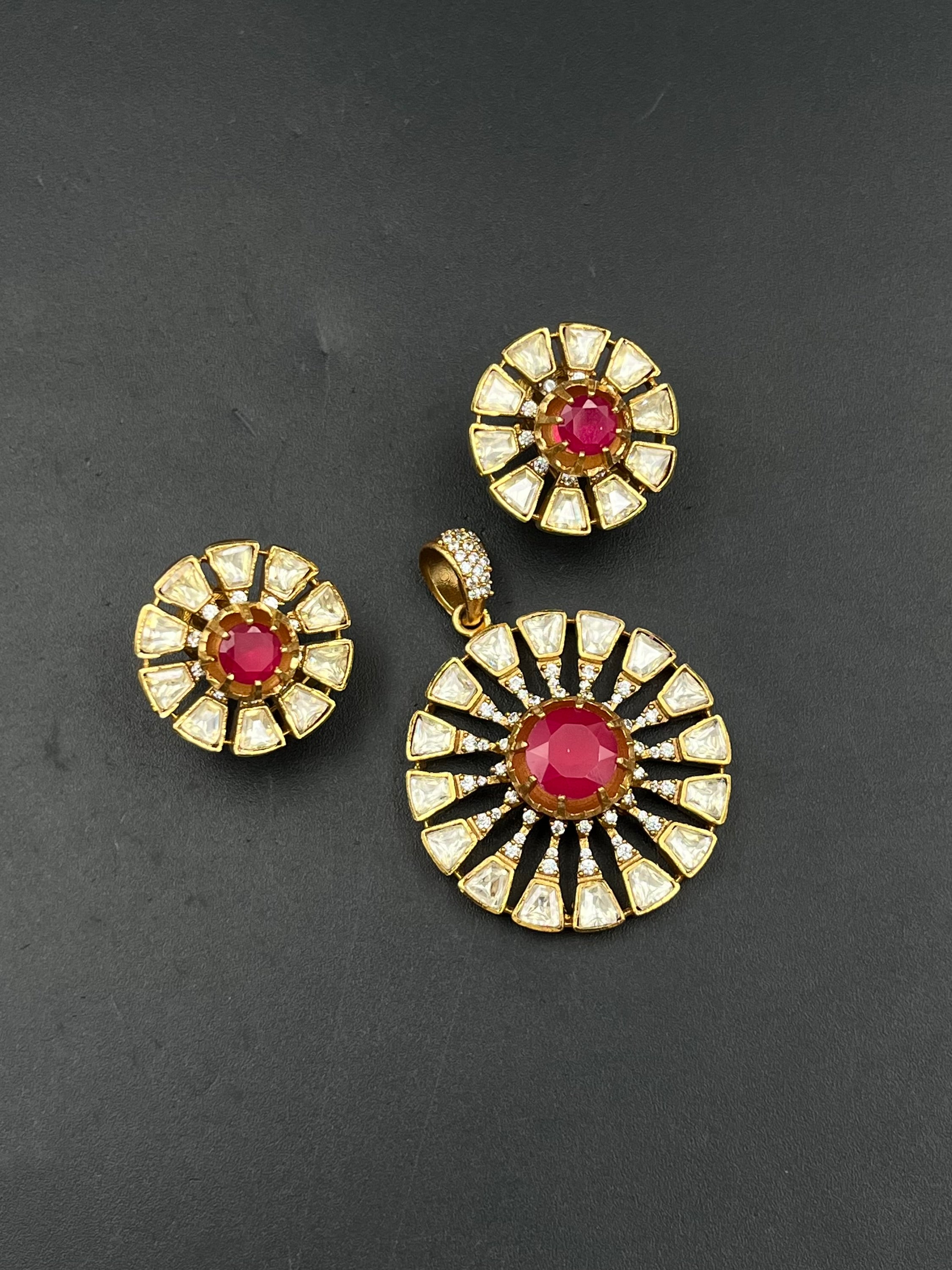 NIYA PENDANT