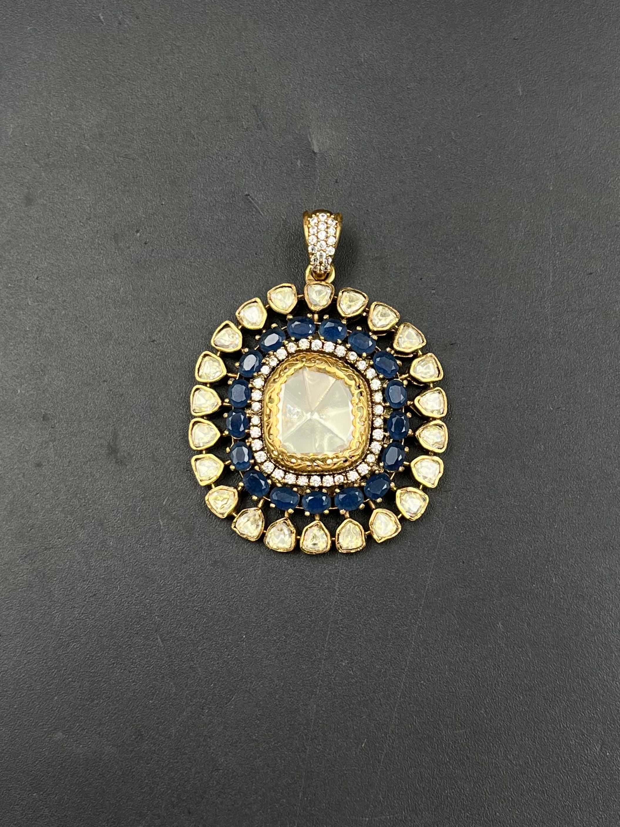 SIYA PENDANT