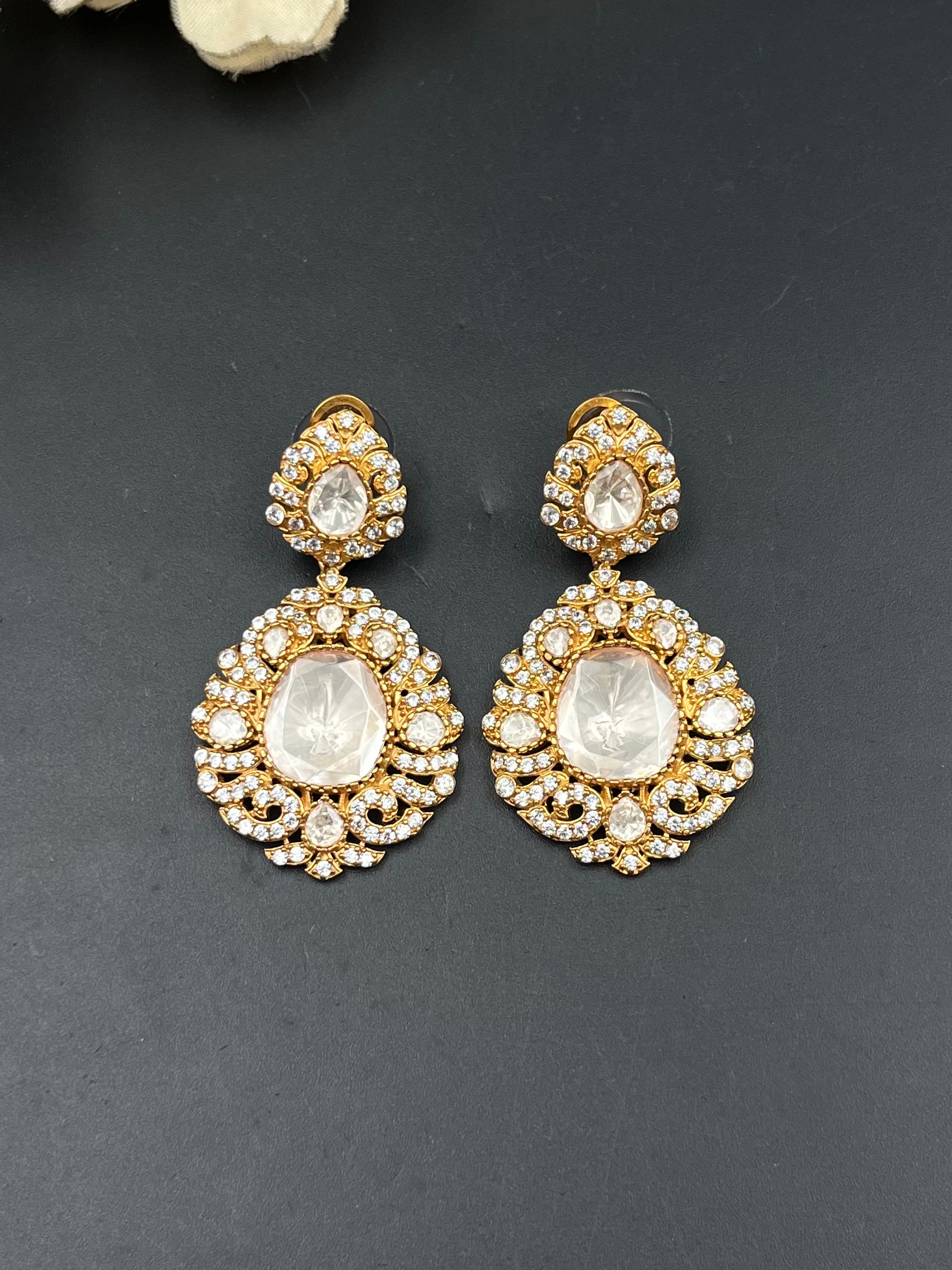 DAILA EARRING