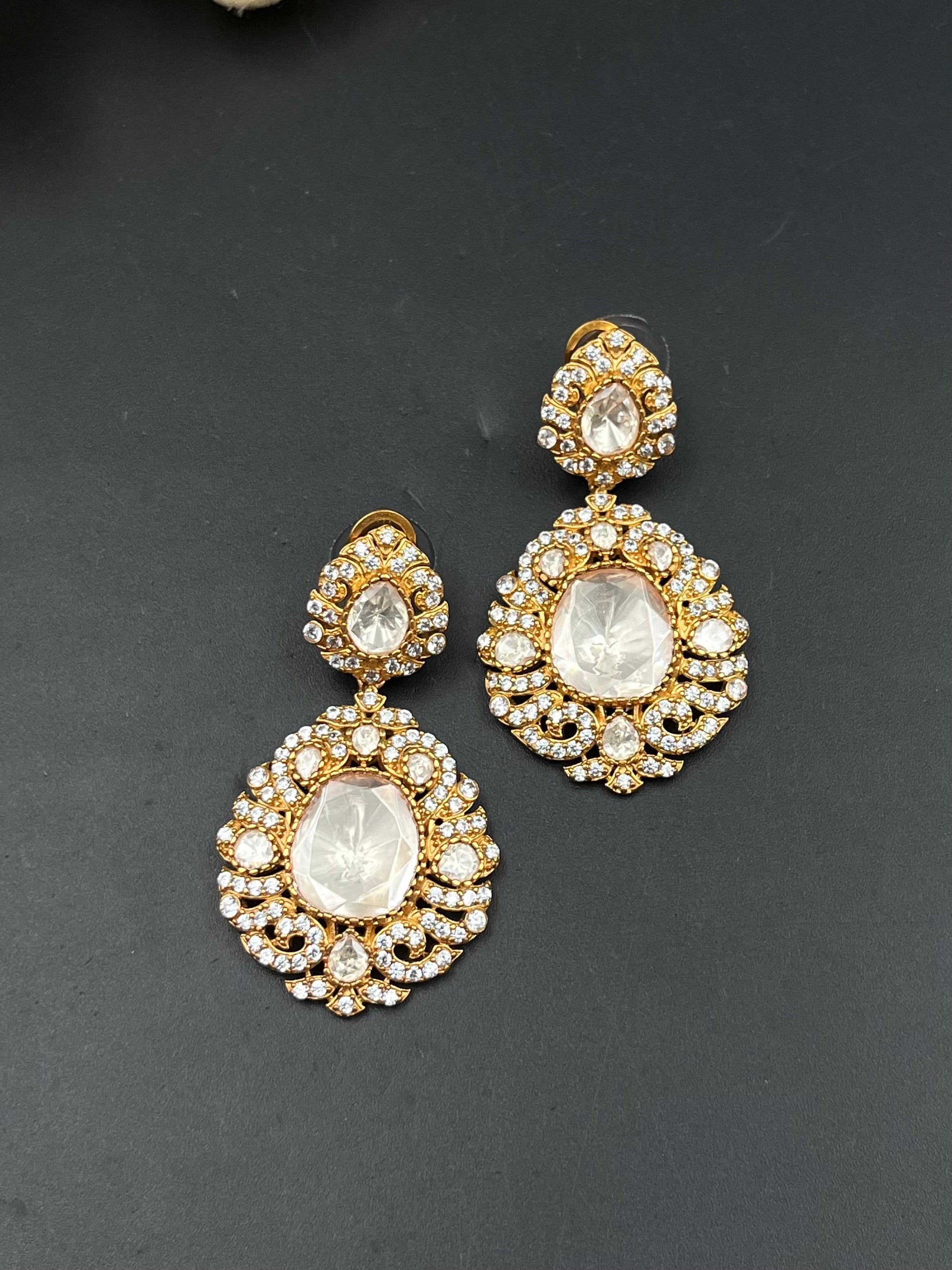 DAILA EARRING