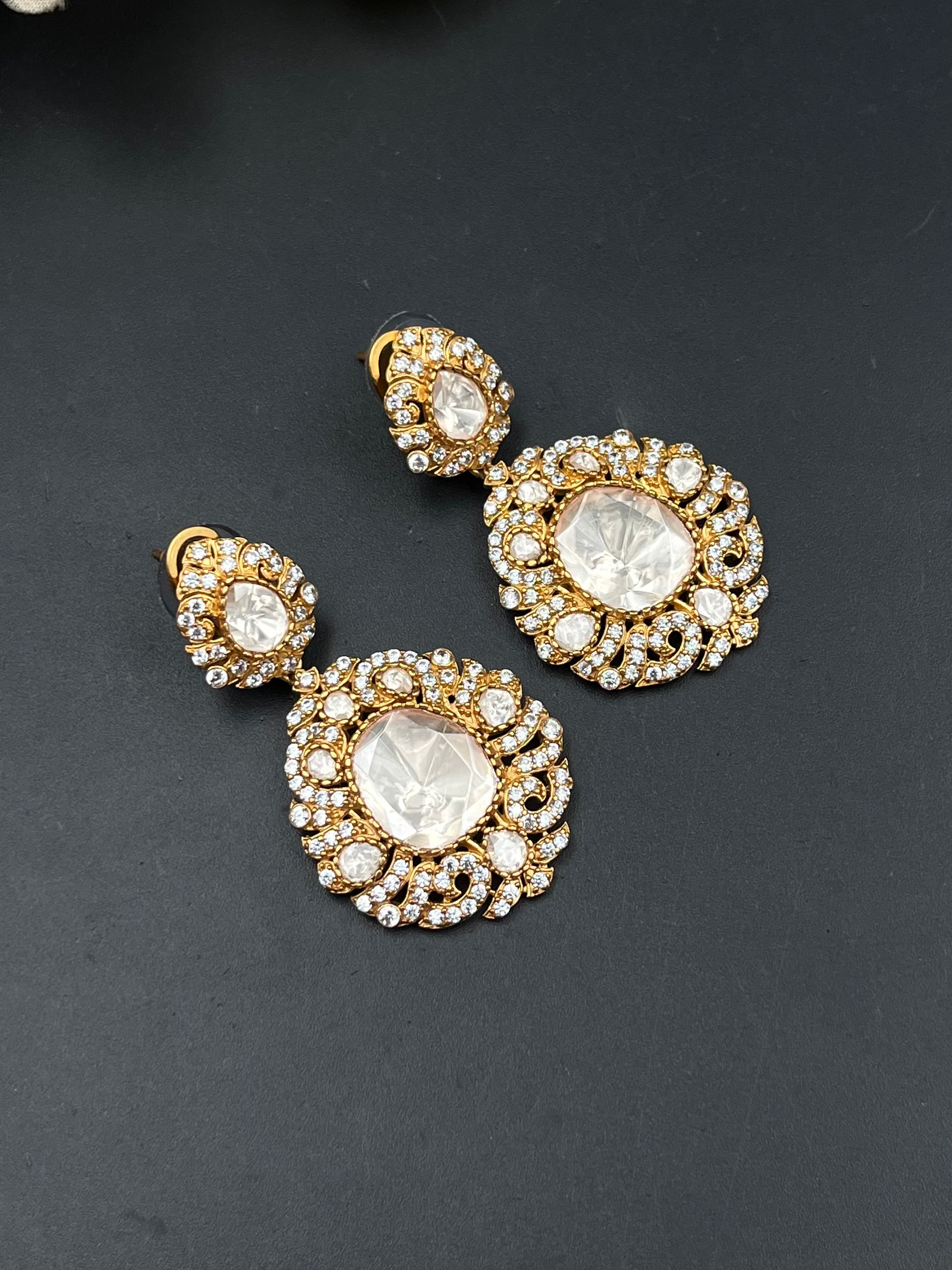DAILA EARRING