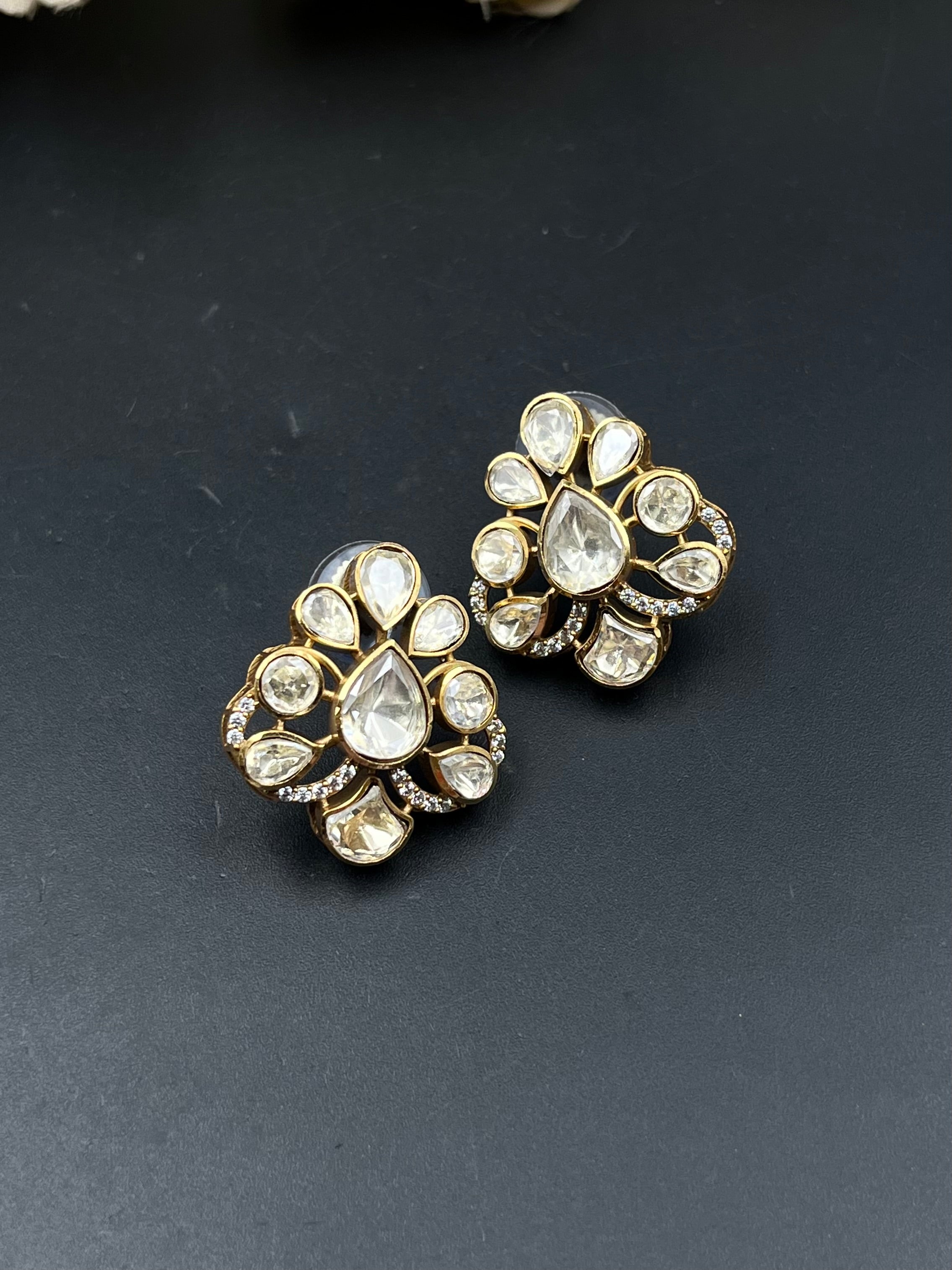 NIHARA EARRING