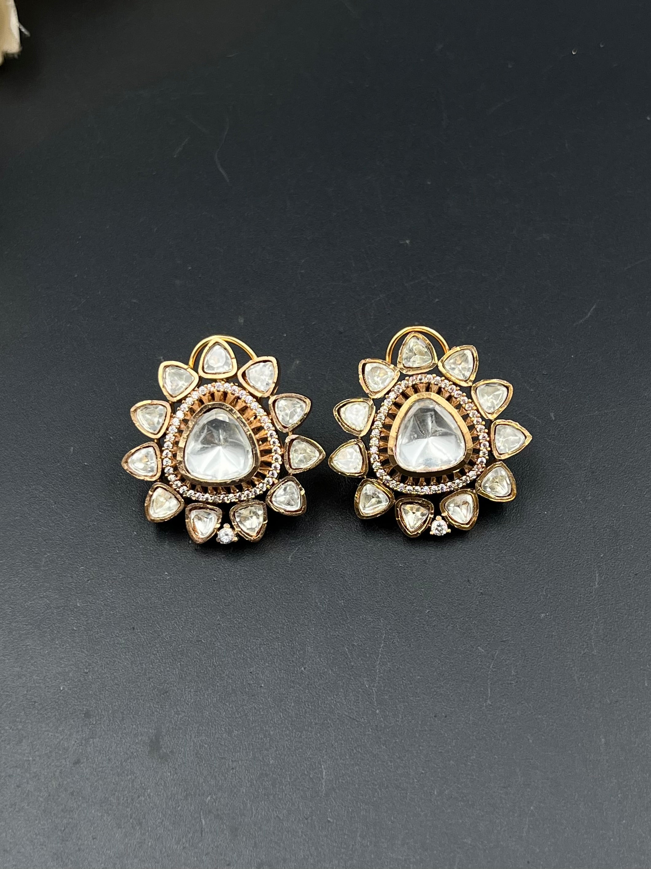 NIYA EARRING