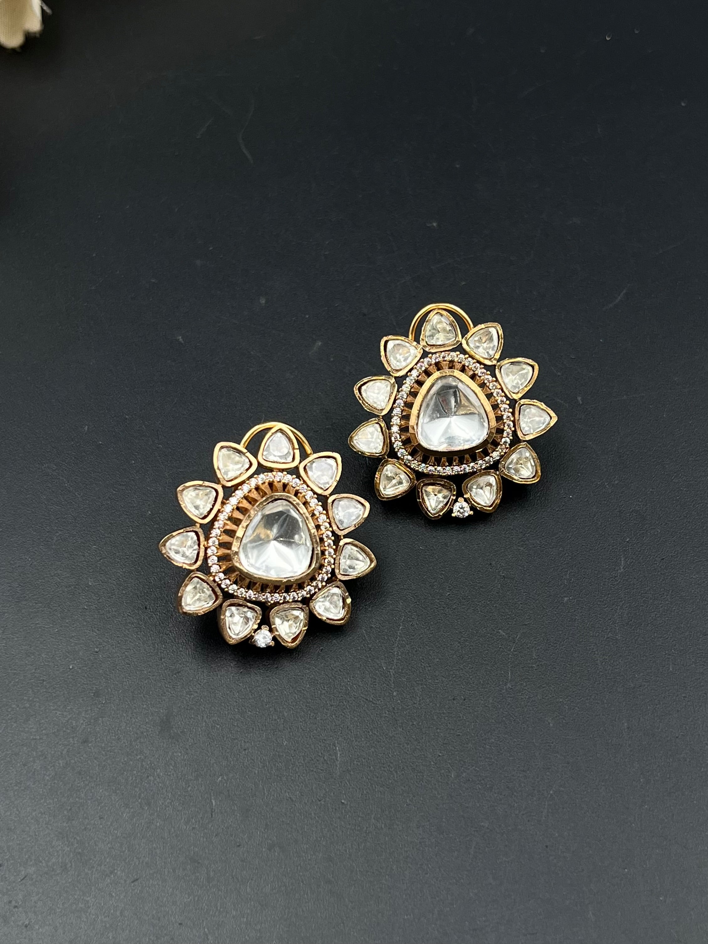 NIYA EARRING