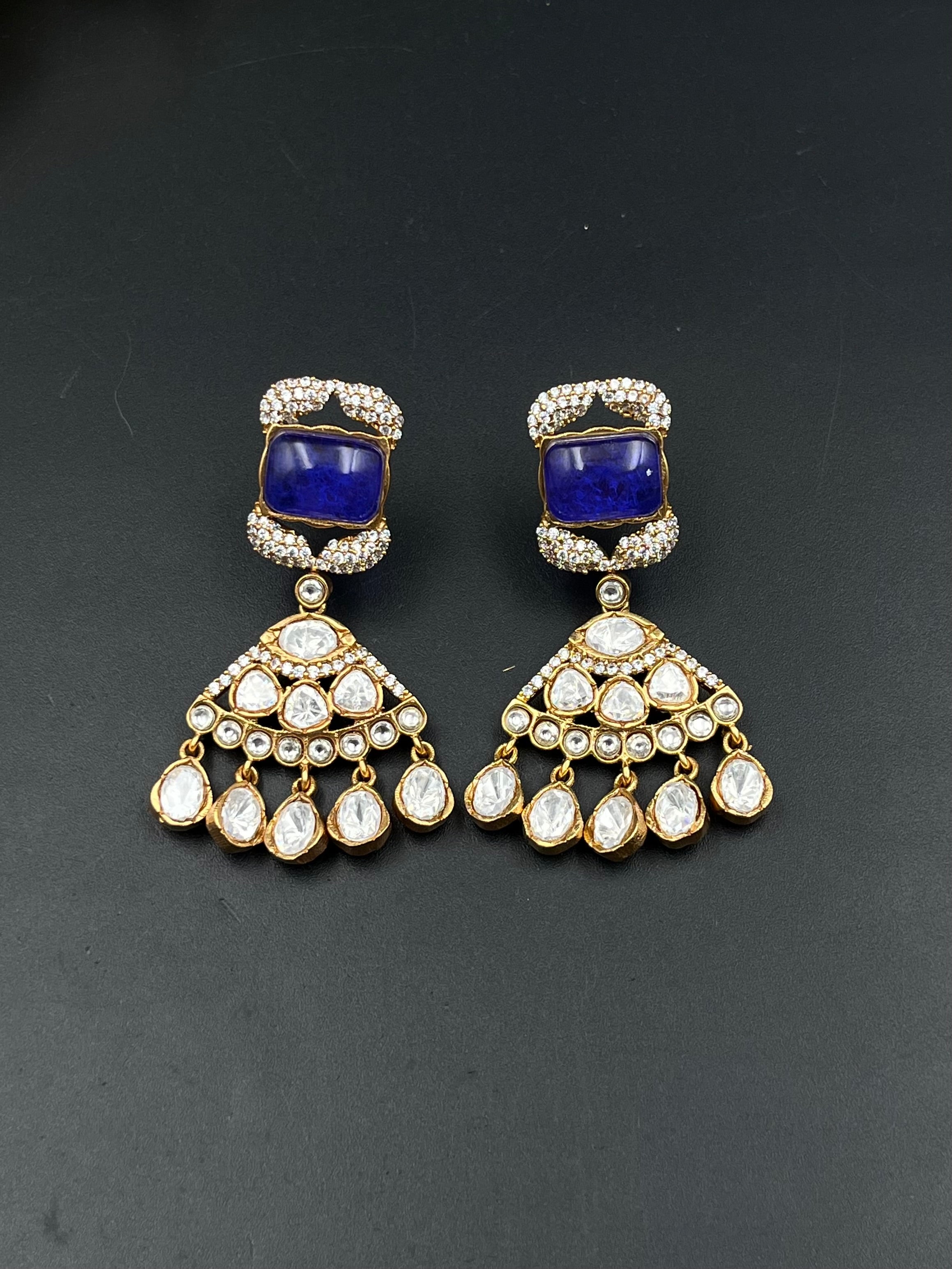 NIRA EARRING