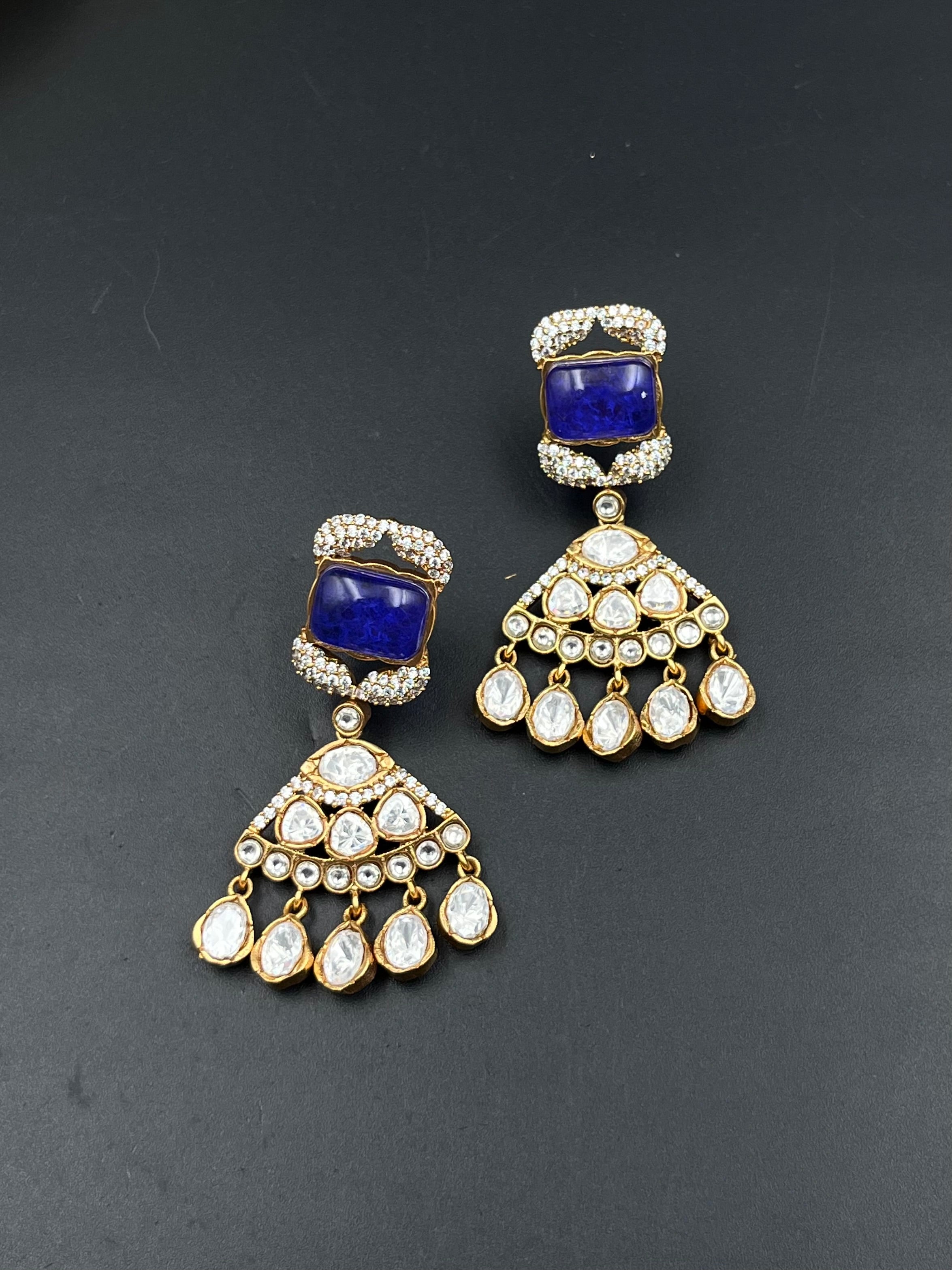 NIRA EARRING