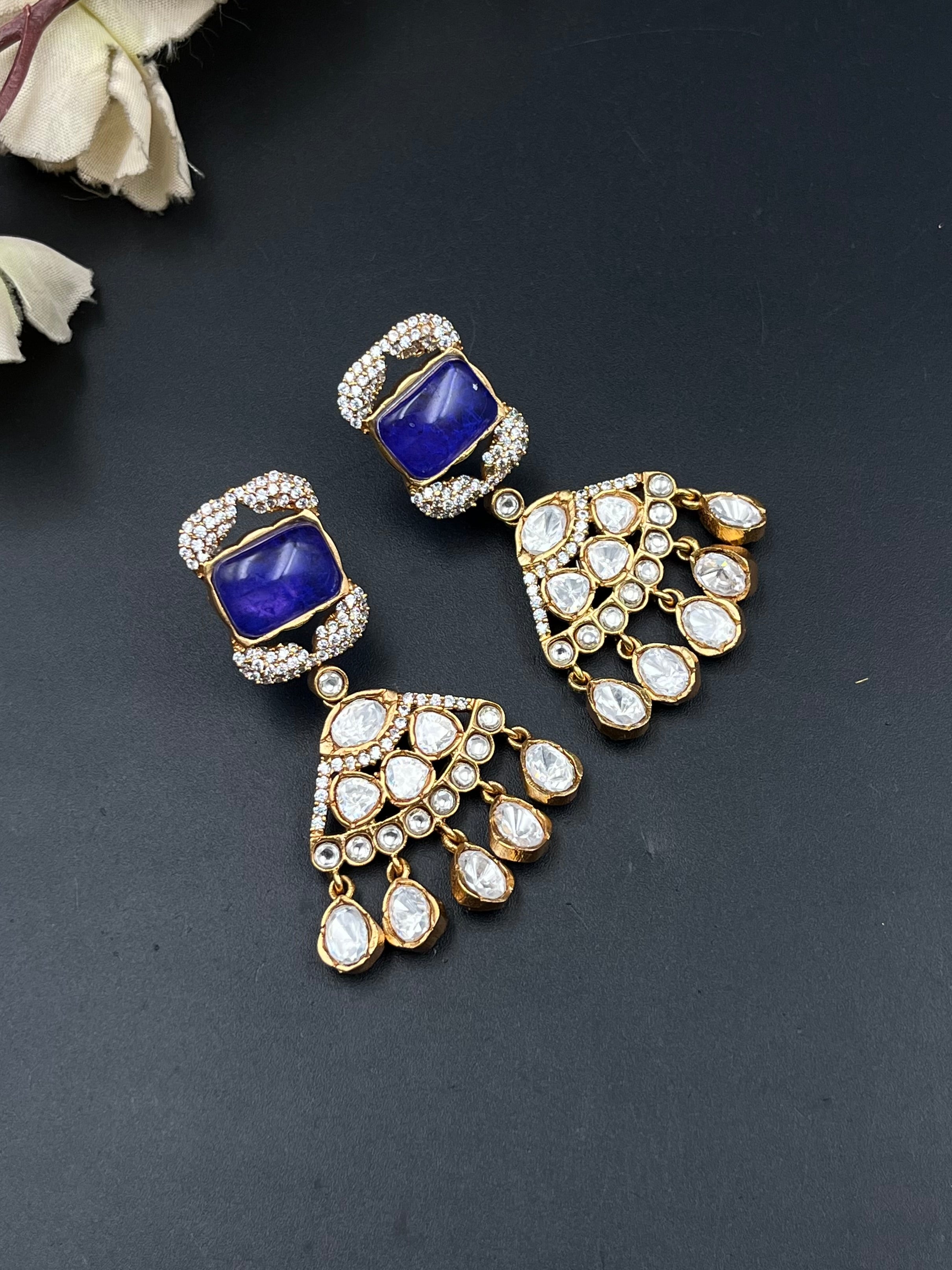 NIRA EARRING