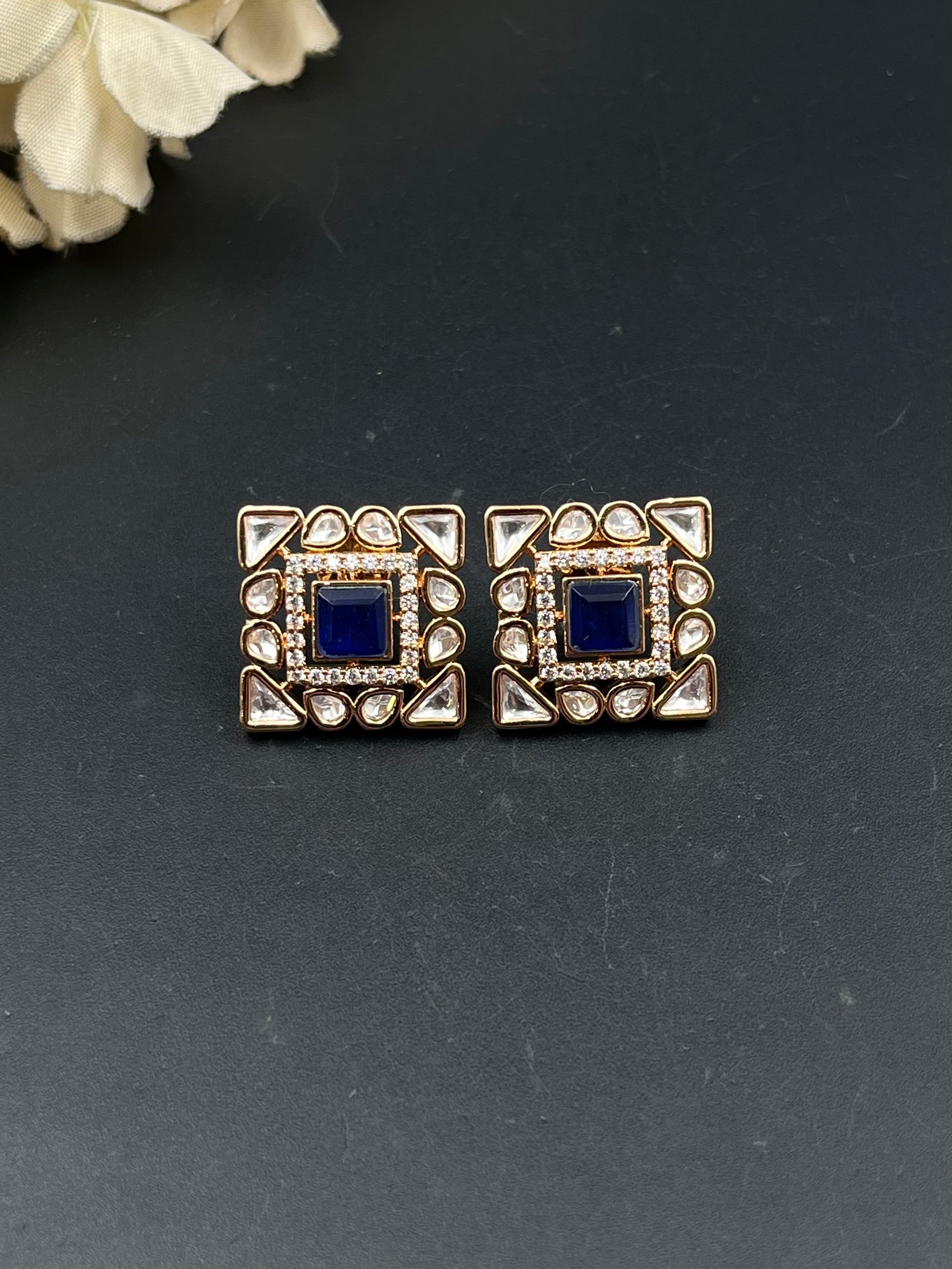 SISA EARRING