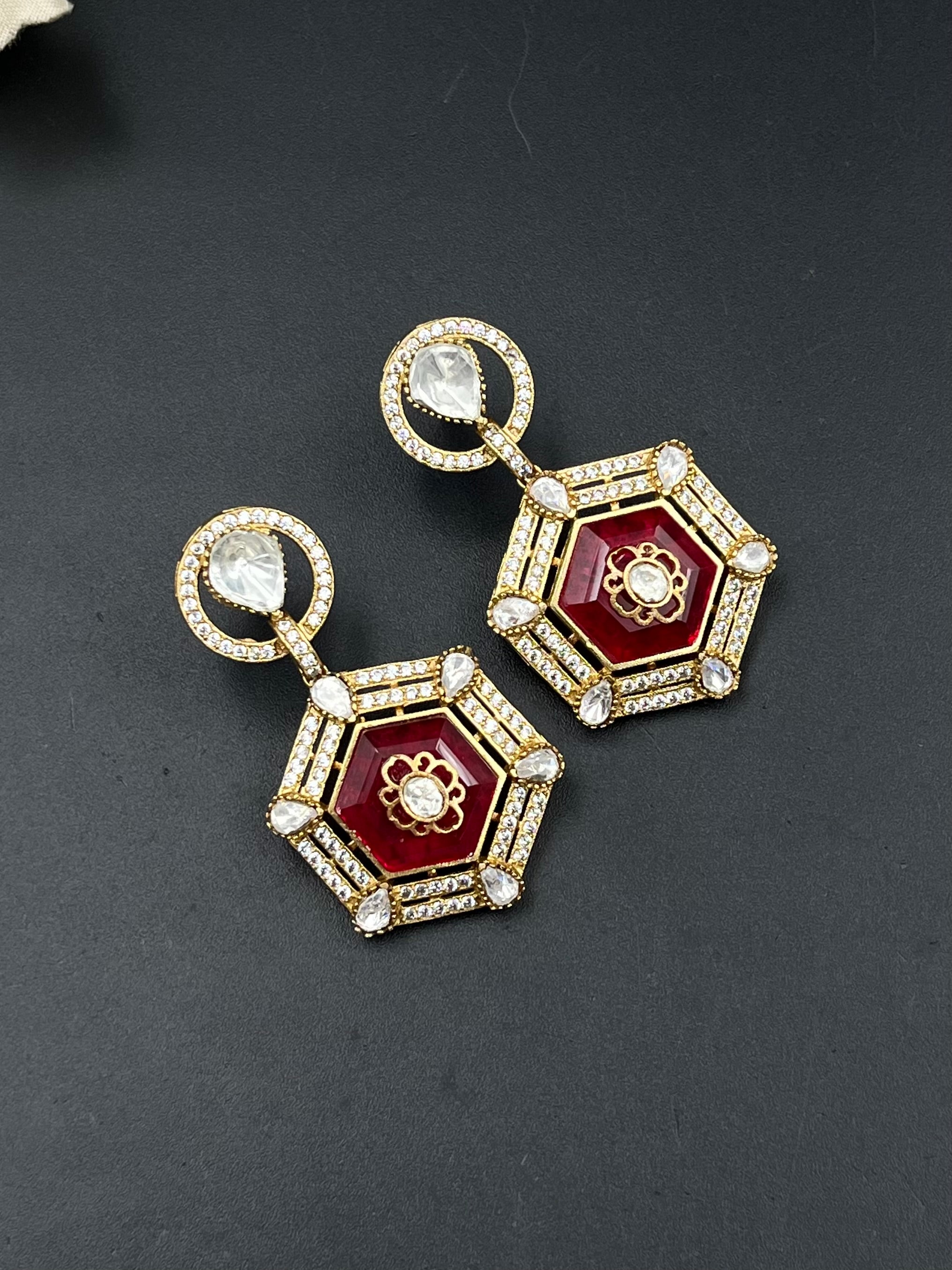 NIUA EARRING