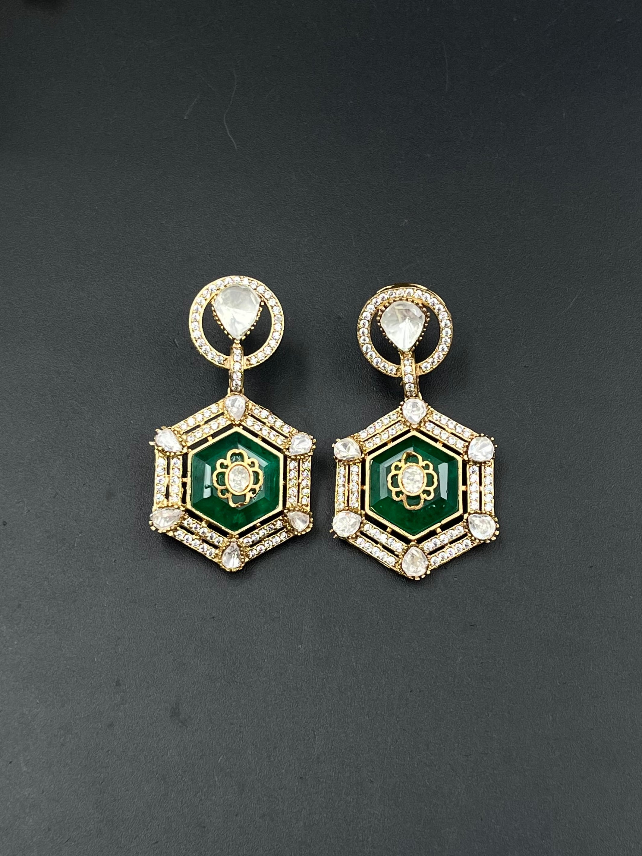 NIUA EARRING