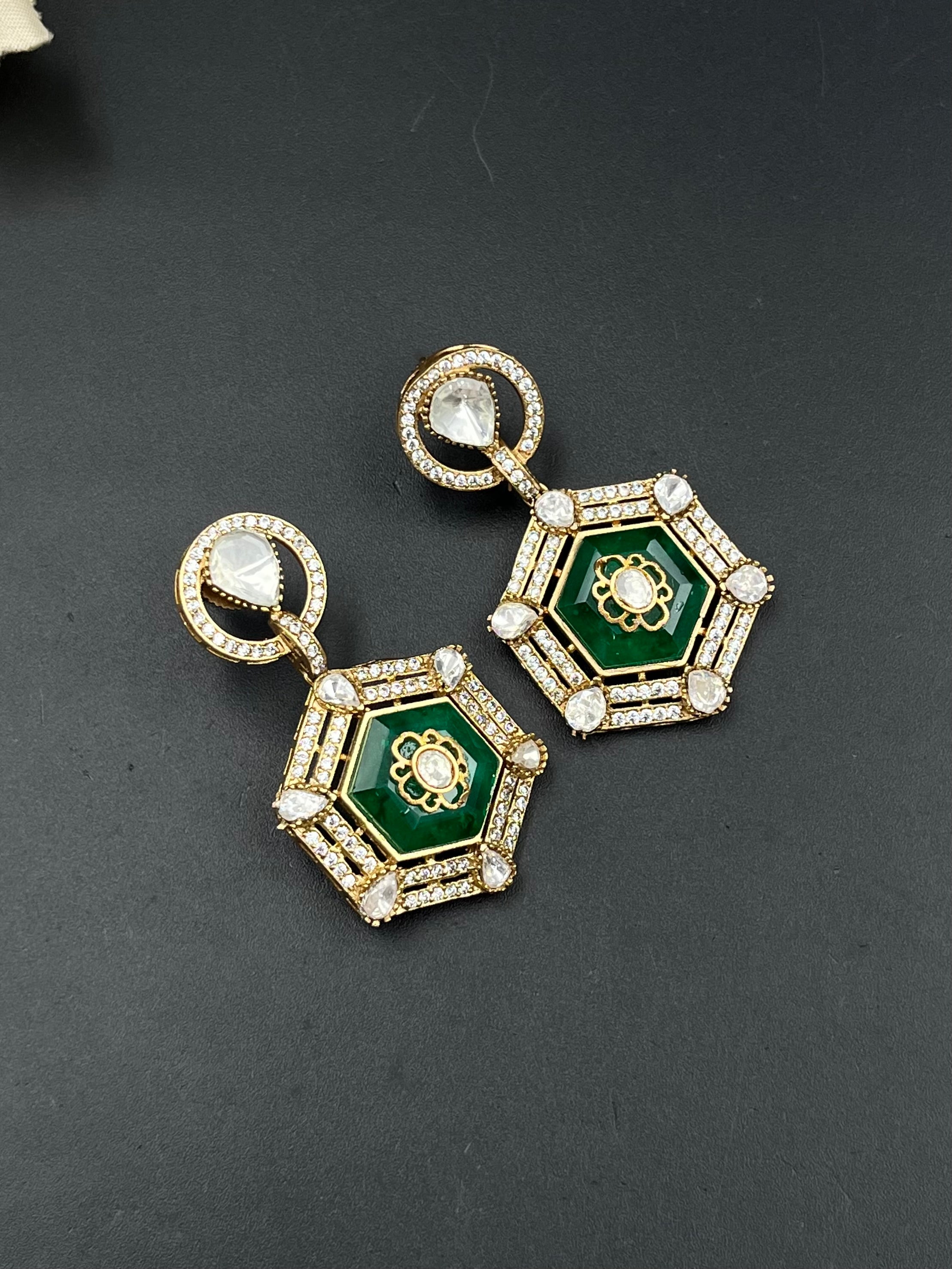 NIUA EARRING