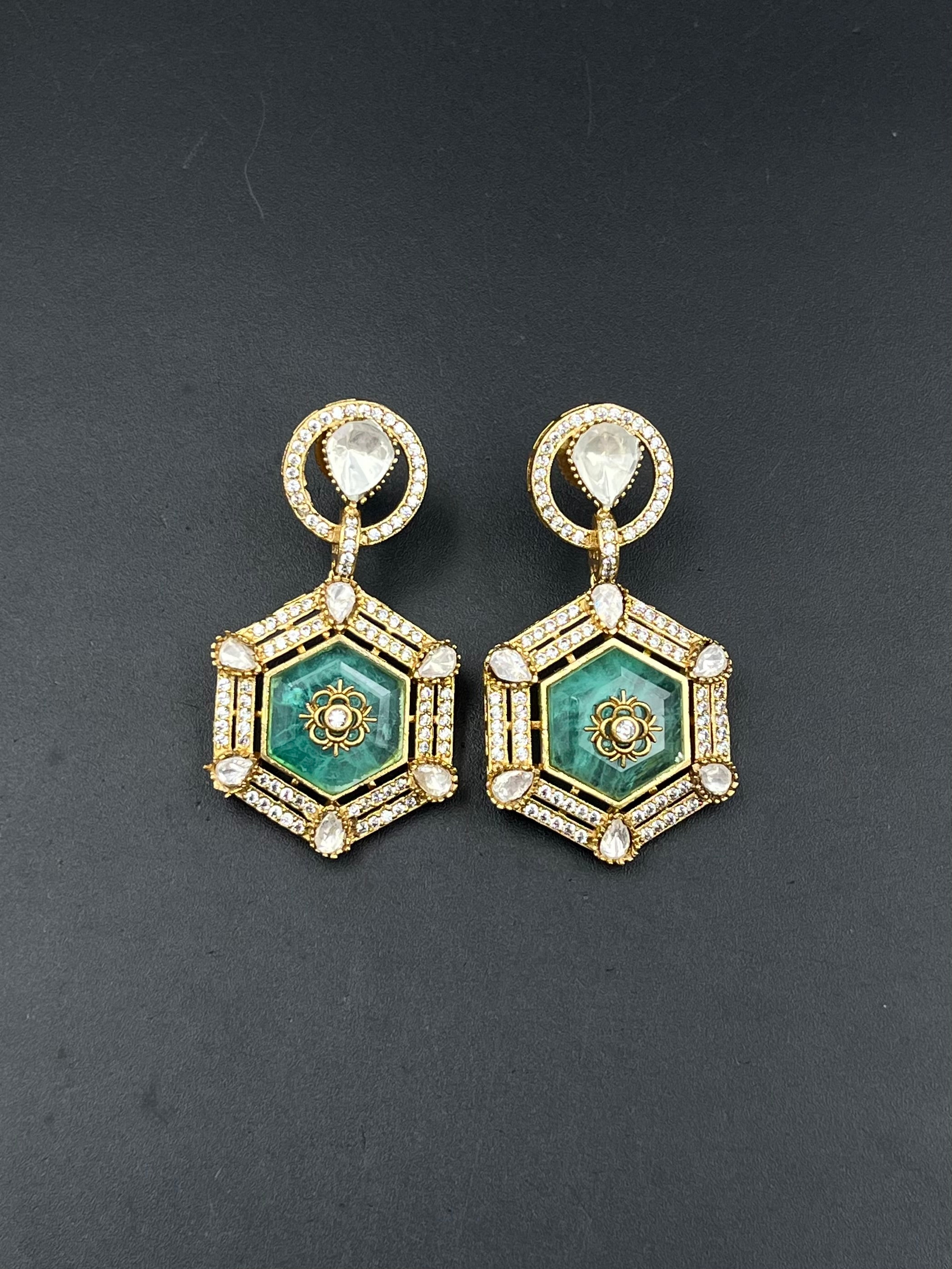 NIUA EARRING