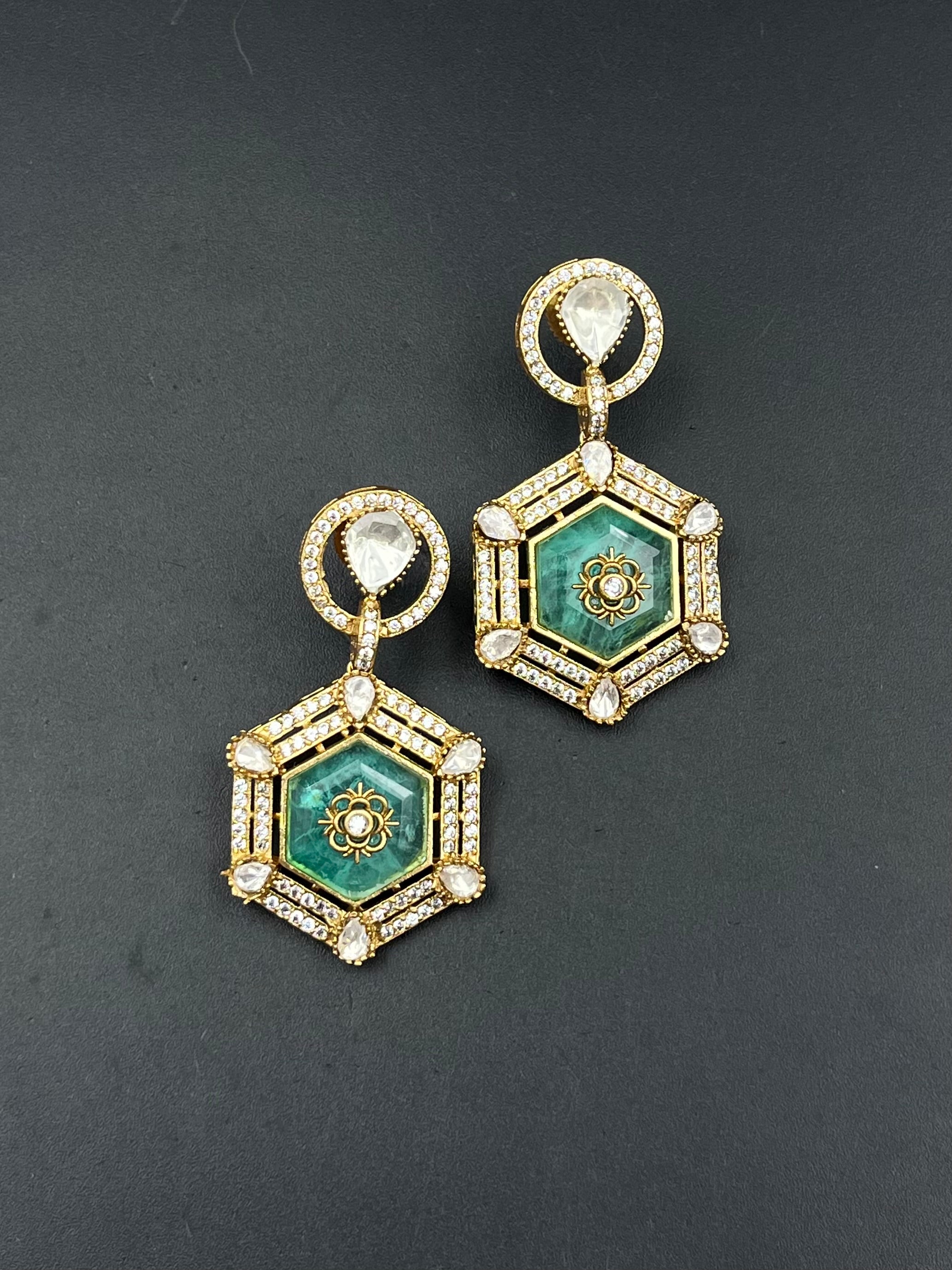 NIUA EARRING