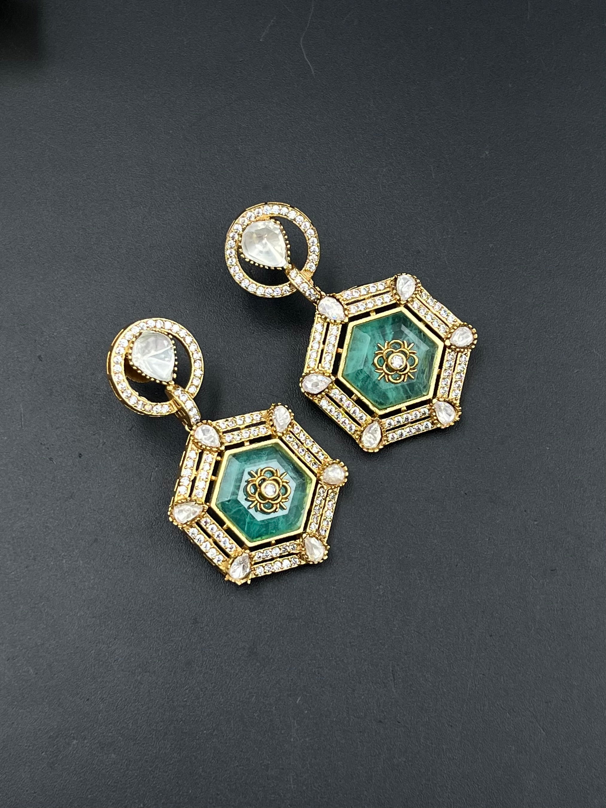 NIUA EARRING