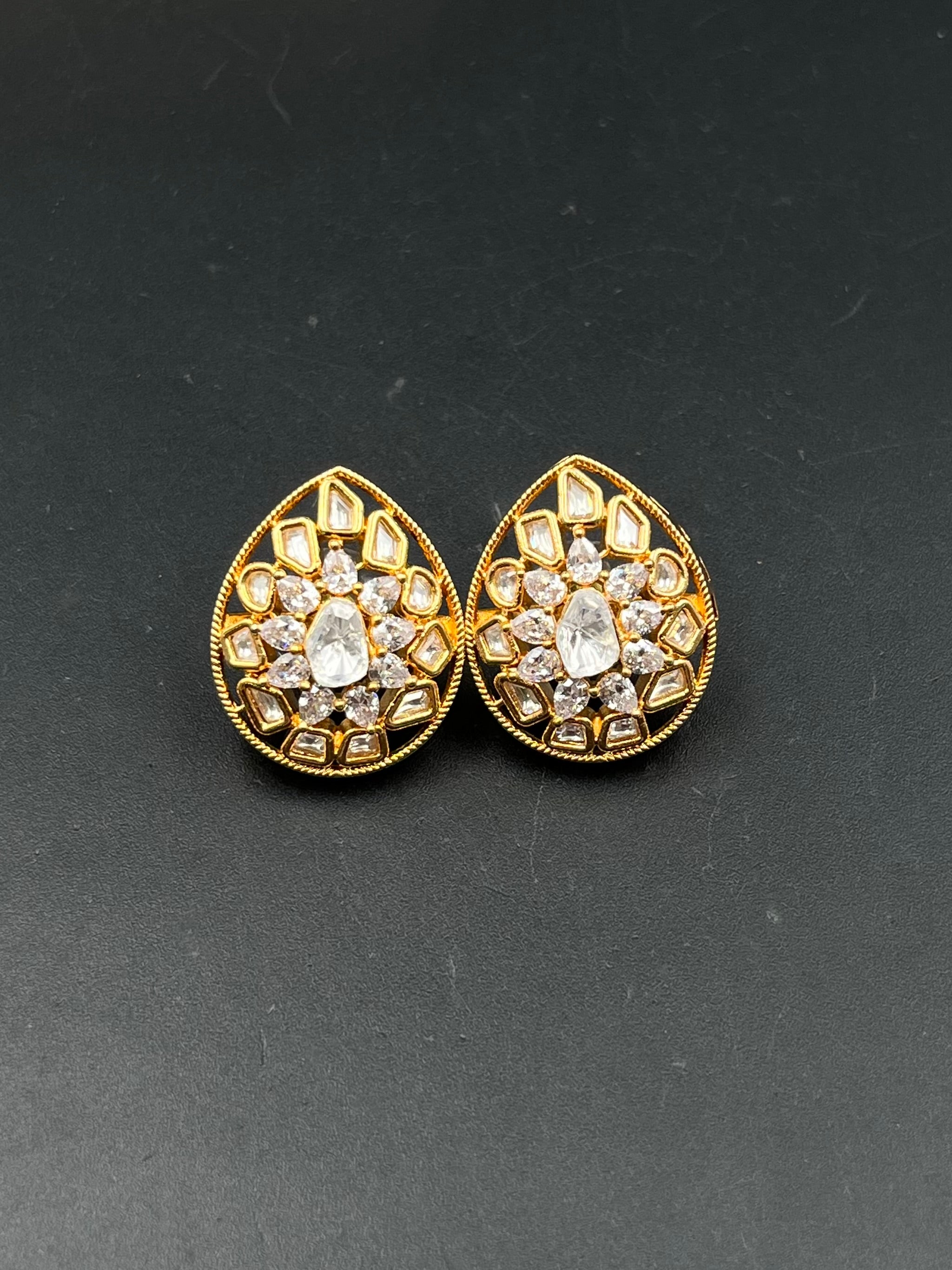GIYAN EARRING