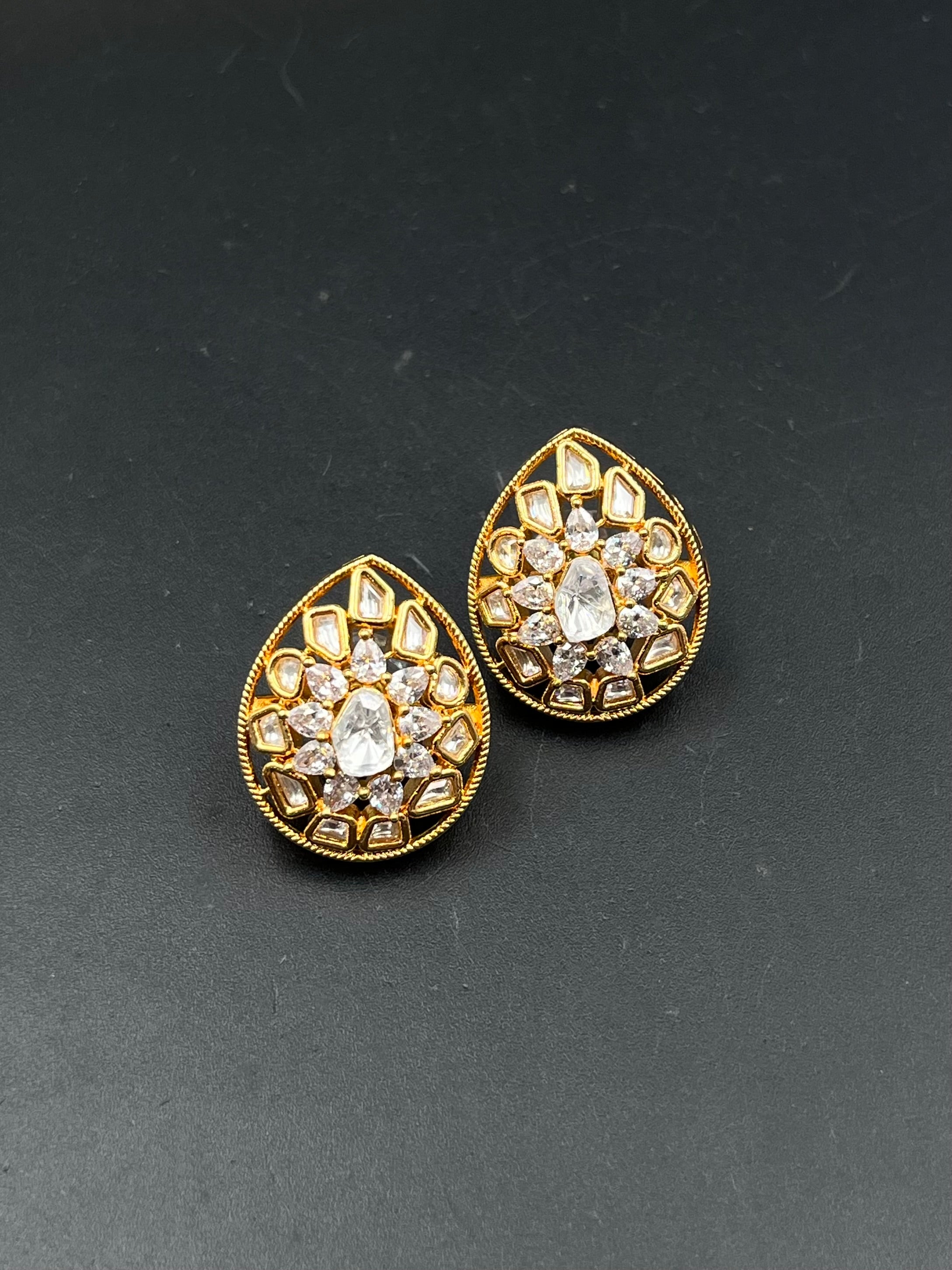 GIYAN EARRING