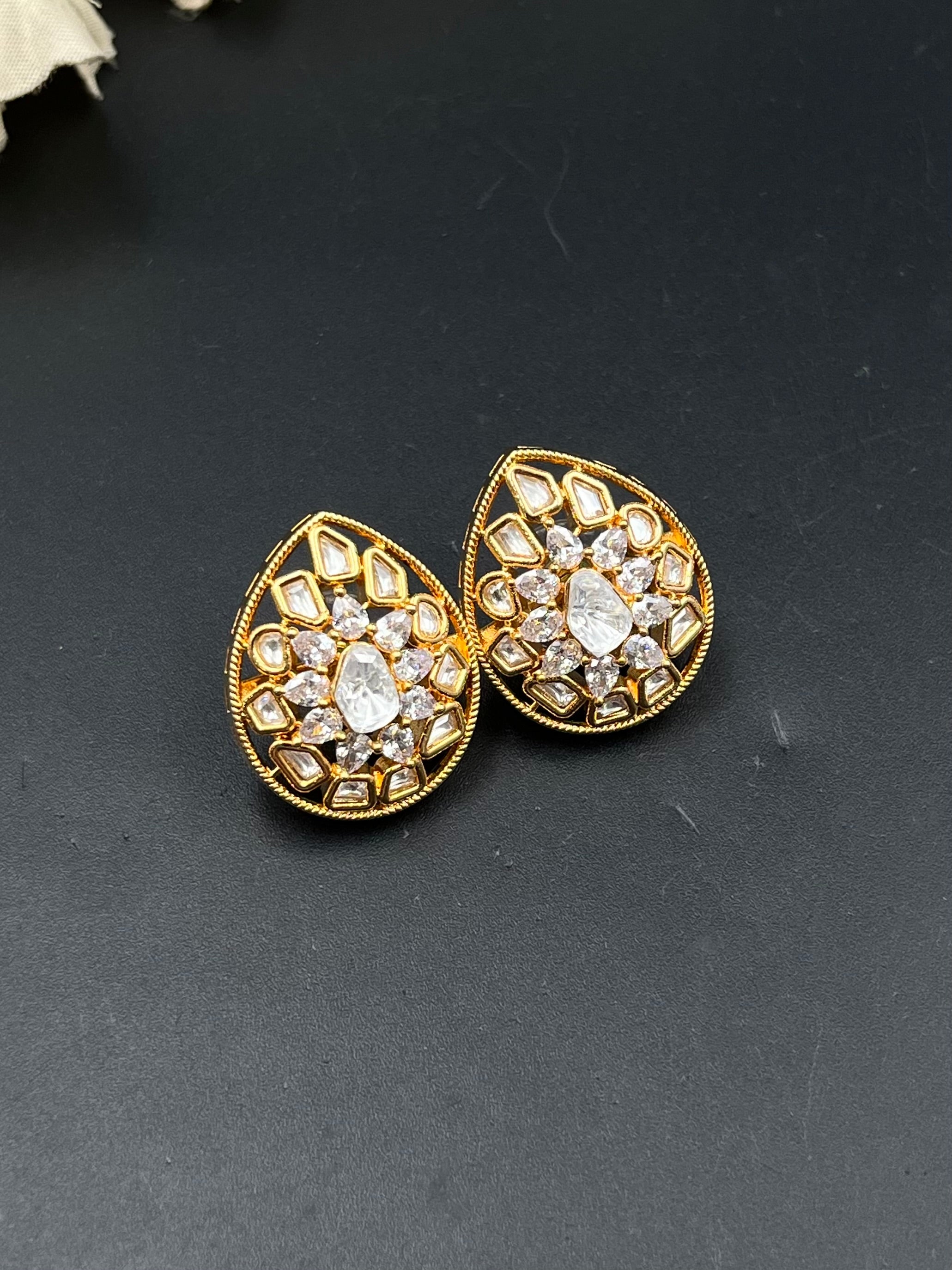 GIYAN EARRING