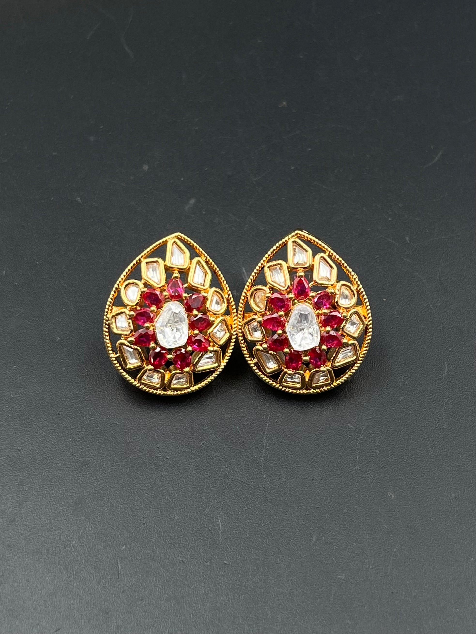 GIYAN EARRING