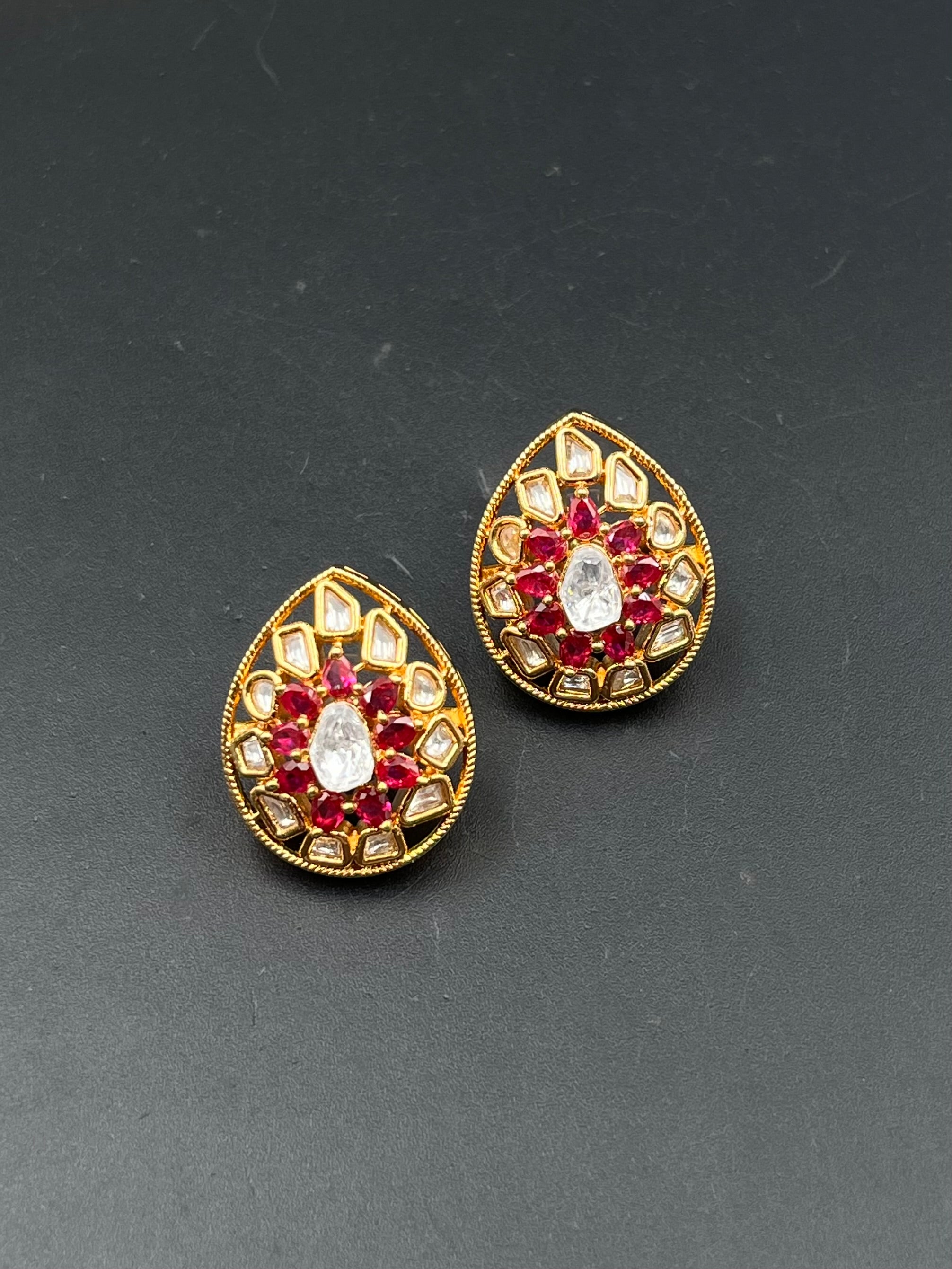GIYAN EARRING