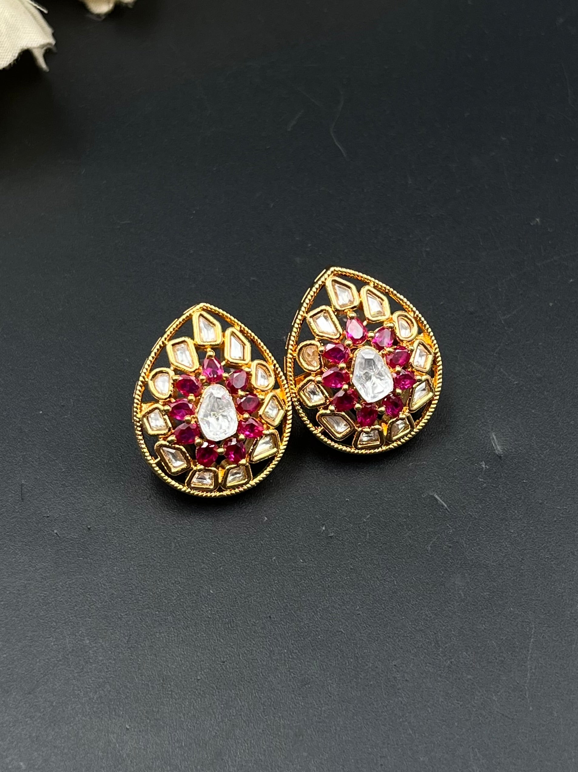GIYAN EARRING